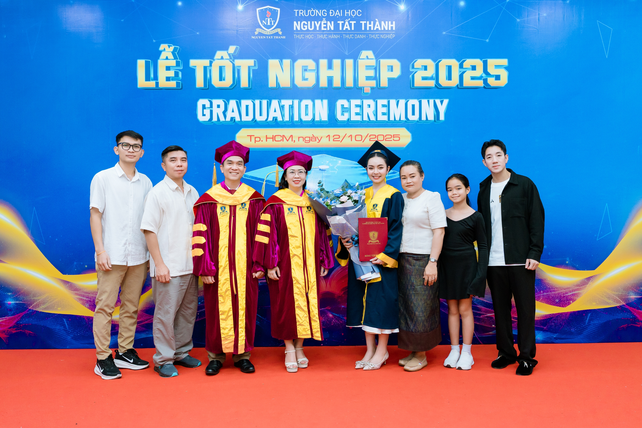 T&acirc;n Hoa hậu Du lịch L&agrave;o 2025 v&agrave; h&agrave;nh tr&igrave;nh trở th&agrave;nh t&acirc;n cử nh&acirc;n dược Trường ĐH Nguyễn Tất Th&agrave;nh- Ảnh 2.