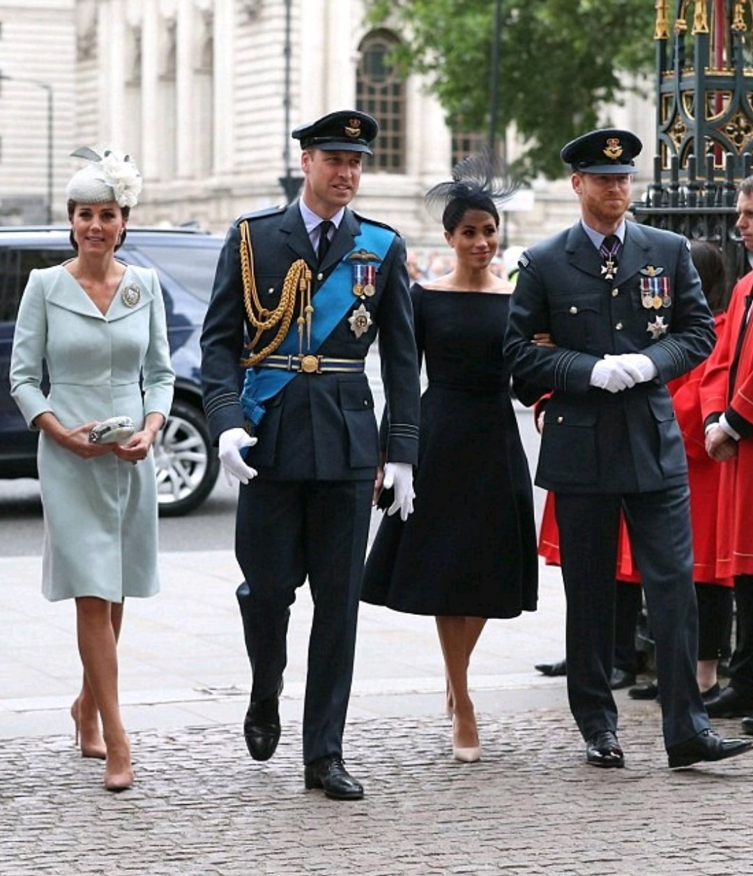 Hoàng tử William và Công nương Kate thấy nhẹ nhõm khi Meghan Markle rời đi? - Ảnh 2. Hoàng tử William và Công nương Kate thấy nhẹ nhõm khi Meghan Markle rời đi? - Ảnh 2.