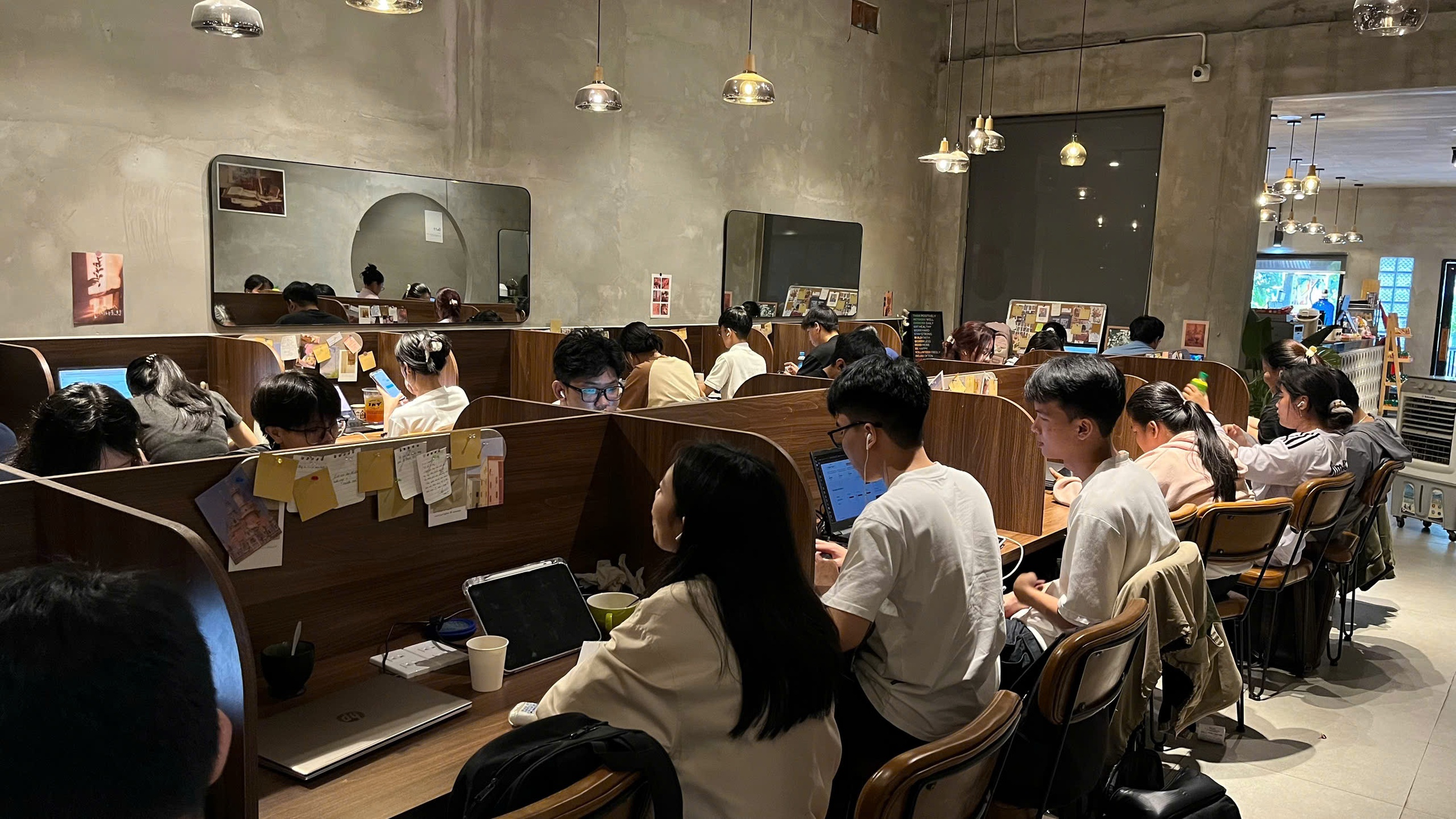 Những quán cà phê 'cực chất' ở làng đại học để sinh viên… chạy deadline - Ảnh 1.