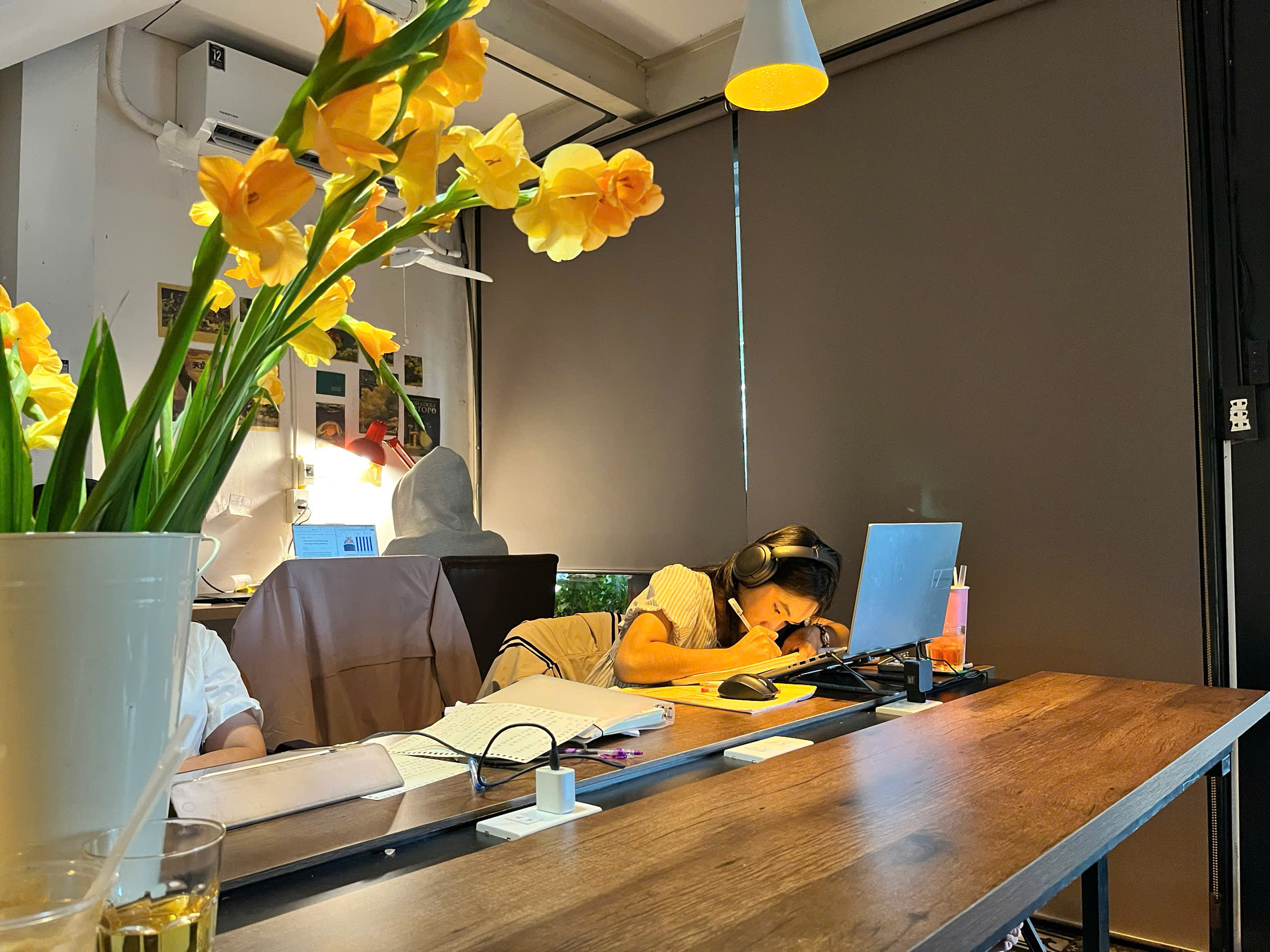 Những quán cà phê 'cực chất' ở làng đại học để sinh viên… chạy deadline - Ảnh 4.