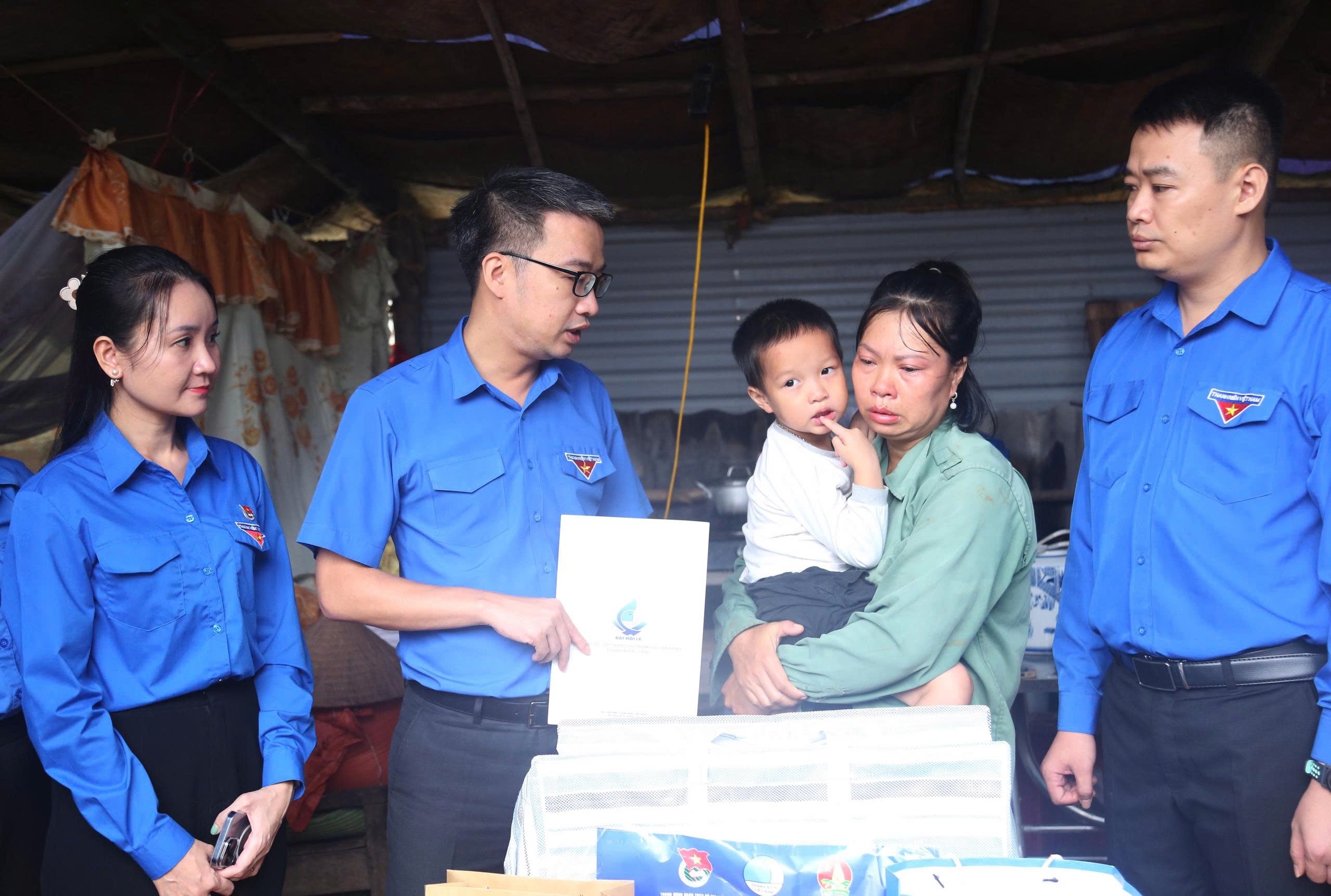 Anh Nguyễn Tường Lâm: Tình người giúp bà con vùng lũ vượt qua khó khăn - Ảnh 1. Anh Nguyễn Tường Lâm: Tình người giúp bà con vùng lũ vượt qua khó khăn - Ảnh 1.
