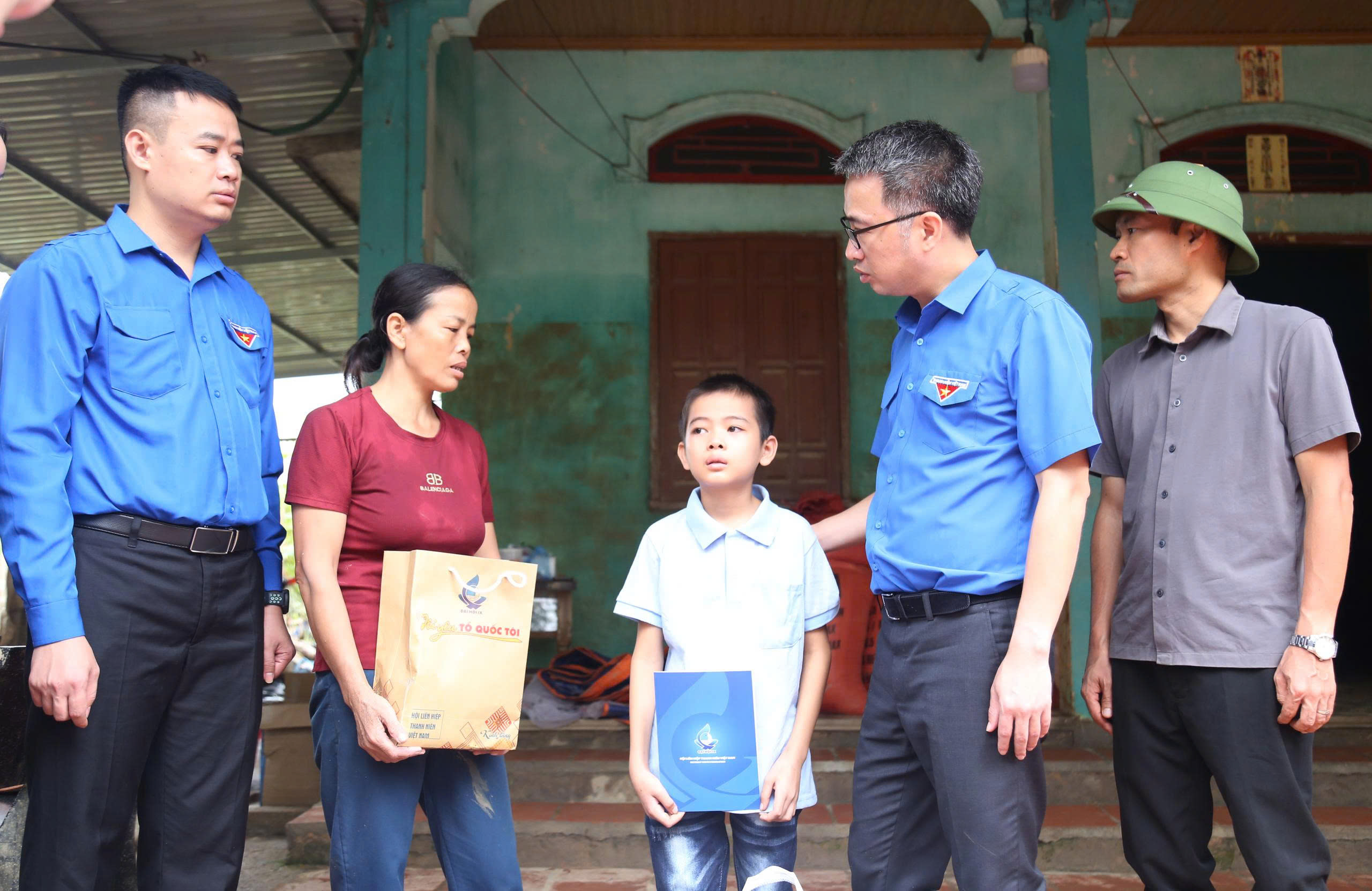 Anh Nguyễn Tường Lâm: Tình người giúp bà con vùng lũ vượt qua khó khăn - Ảnh 6. Anh Nguyễn Tường Lâm: Tình người giúp bà con vùng lũ vượt qua khó khăn - Ảnh 6.