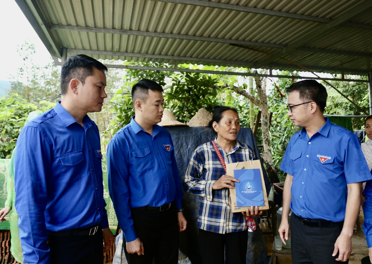 Anh Nguyễn Tường Lâm: Tình người giúp bà con vùng lũ vượt qua khó khăn - Ảnh 3. Anh Nguyễn Tường Lâm: Tình người giúp bà con vùng lũ vượt qua khó khăn - Ảnh 3.