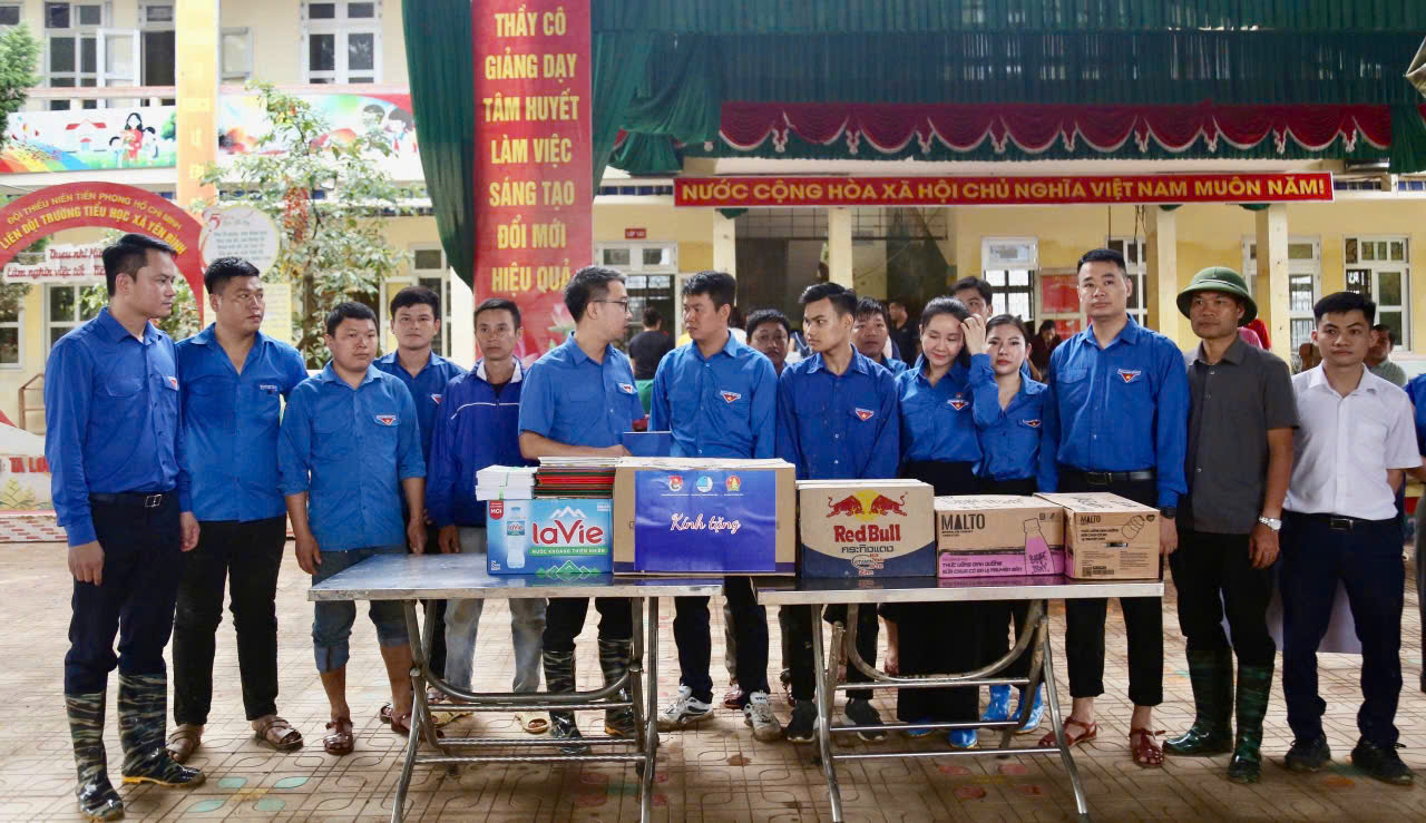 Anh Nguyễn Tường Lâm: Tình người giúp bà con vùng lũ vượt qua khó khăn - Ảnh 7. Anh Nguyễn Tường Lâm: Tình người giúp bà con vùng lũ vượt qua khó khăn - Ảnh 7.