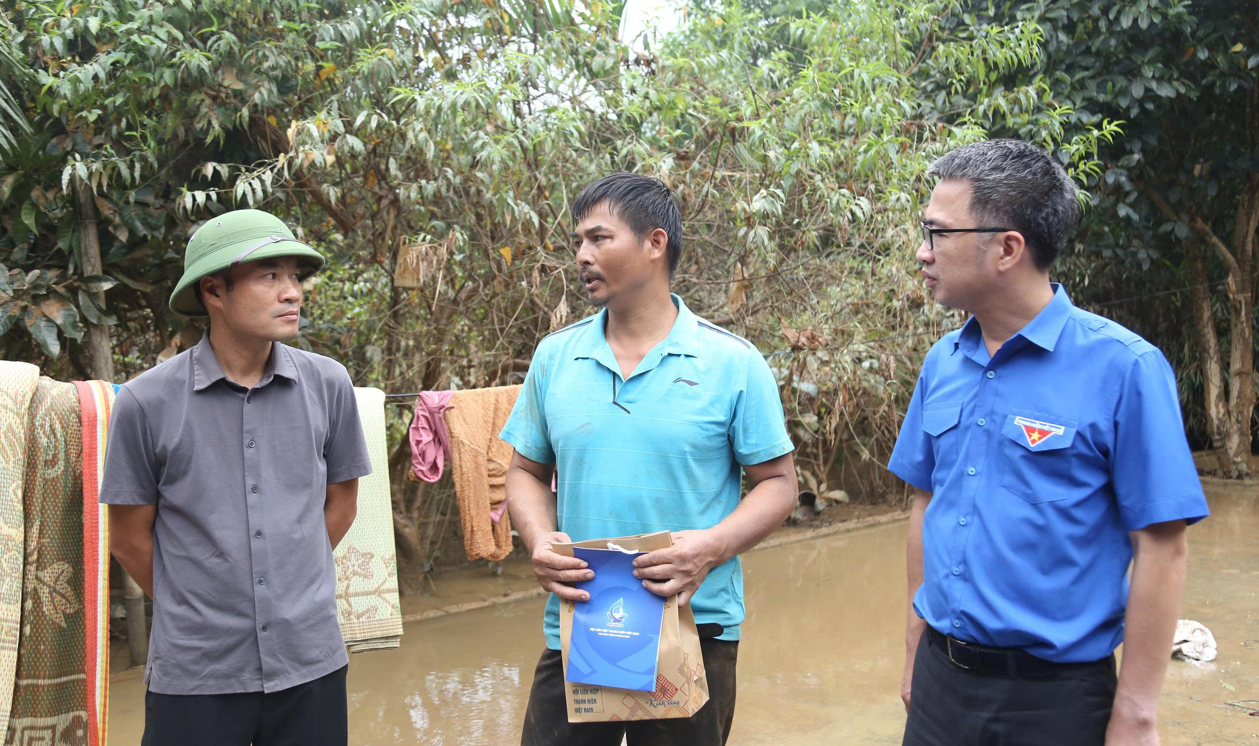 Anh Nguyễn Tường Lâm: Tình người giúp bà con vùng lũ vượt qua khó khăn - Ảnh 5. Anh Nguyễn Tường Lâm: Tình người giúp bà con vùng lũ vượt qua khó khăn - Ảnh 5.