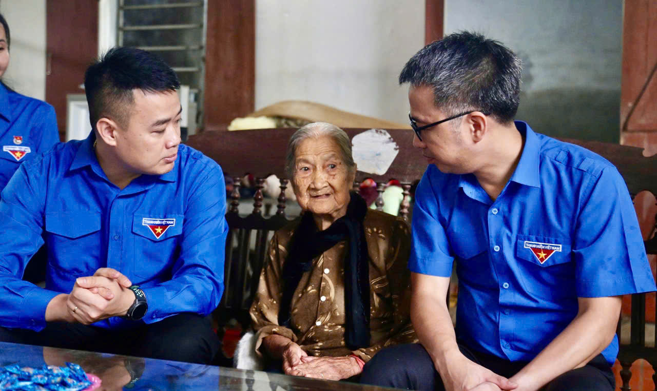 Anh Nguyễn Tường Lâm: Tình người giúp bà con vùng lũ vượt qua khó khăn - Ảnh 8. Anh Nguyễn Tường Lâm: Tình người giúp bà con vùng lũ vượt qua khó khăn - Ảnh 8.