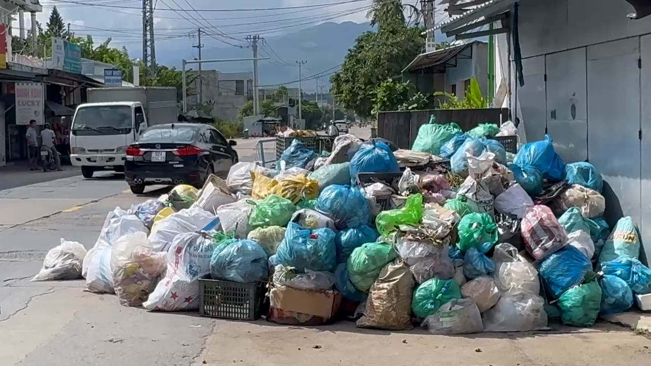 Người d&acirc;n &ldquo;k&ecirc;u cứu&rdquo; v&igrave; b&atilde;i r&aacute;c tự ph&aacute;t lấn v&agrave;o nh&agrave; g&acirc;y &ocirc; nhiễm nghi&ecirc;m trọng  - Ảnh 1.