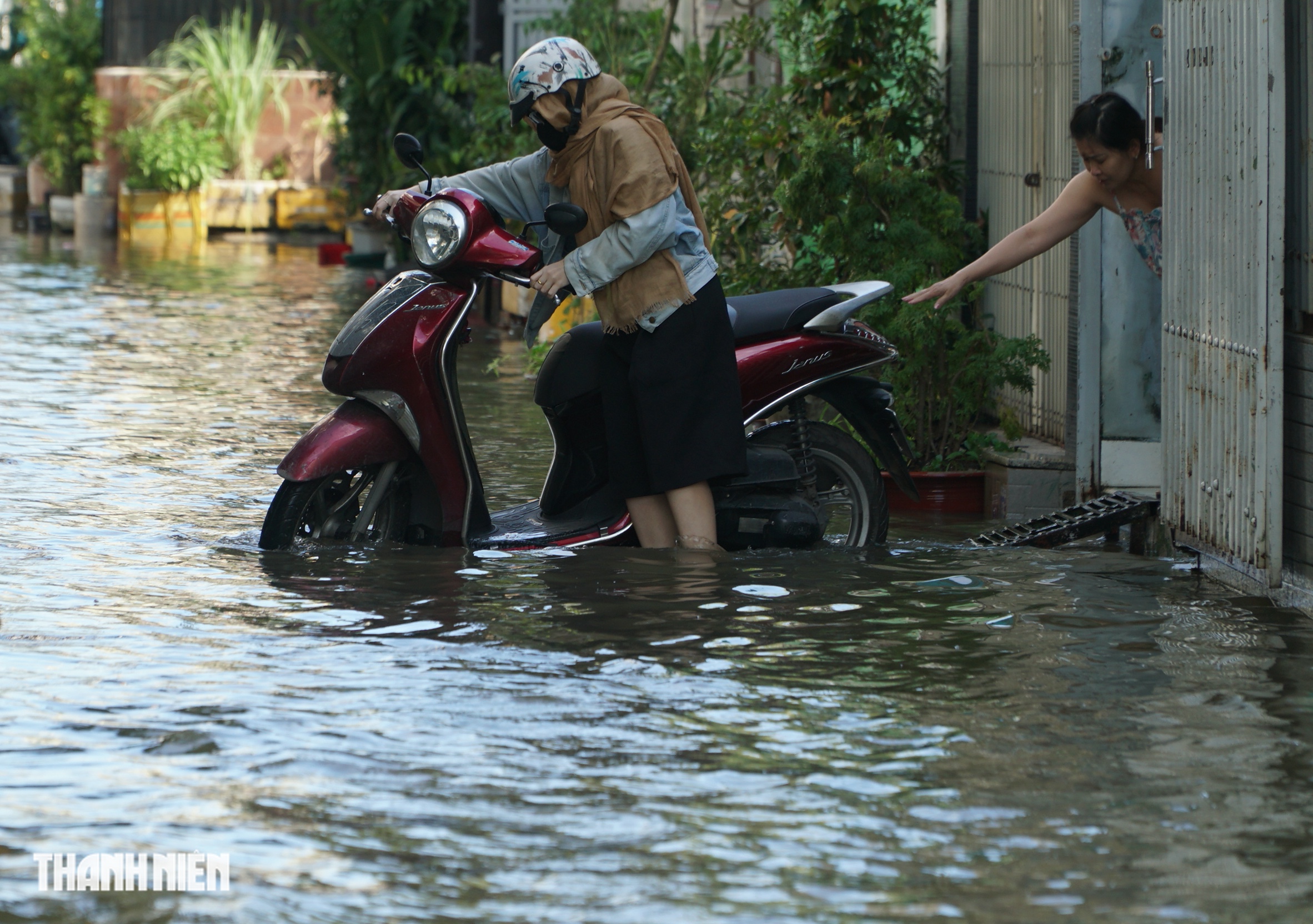 Triều cường dâng cao, người dân hẻm ở TP.HCM thức trắng đêm bơm nước ngập - Ảnh 6. Triều cường dâng cao, người dân hẻm ở TP.HCM thức trắng đêm bơm nước ngập - Ảnh 6.