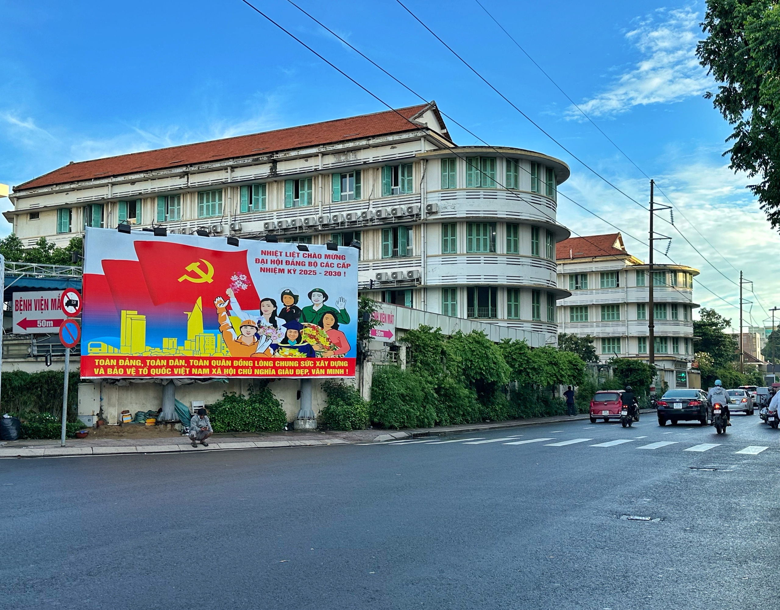 Ngắm đường phố TP . HCM rực rỡ cờ hoa chào mừng Đại hội đại biểu Đảng bộ lần thứ I - Ảnh 7. Ngắm đường phố TP . HCM rực rỡ cờ hoa chào mừng Đại hội đại biểu Đảng bộ lần thứ I - Ảnh 7.