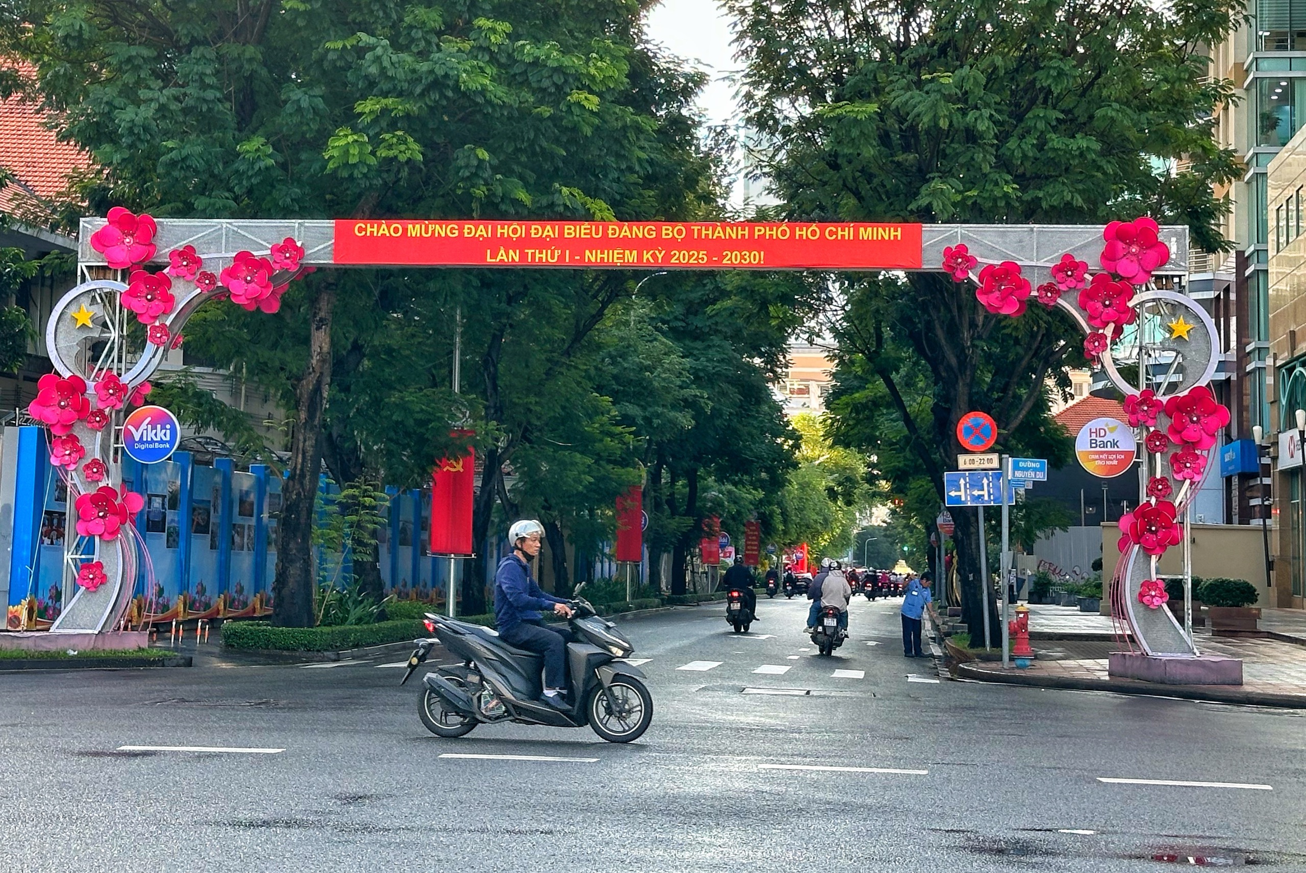 Ngắm đường phố TP . HCM rực rỡ cờ hoa chào mừng Đại hội đại biểu Đảng bộ lần thứ I - Ảnh 5. Ngắm đường phố TP . HCM rực rỡ cờ hoa chào mừng Đại hội đại biểu Đảng bộ lần thứ I - Ảnh 5.