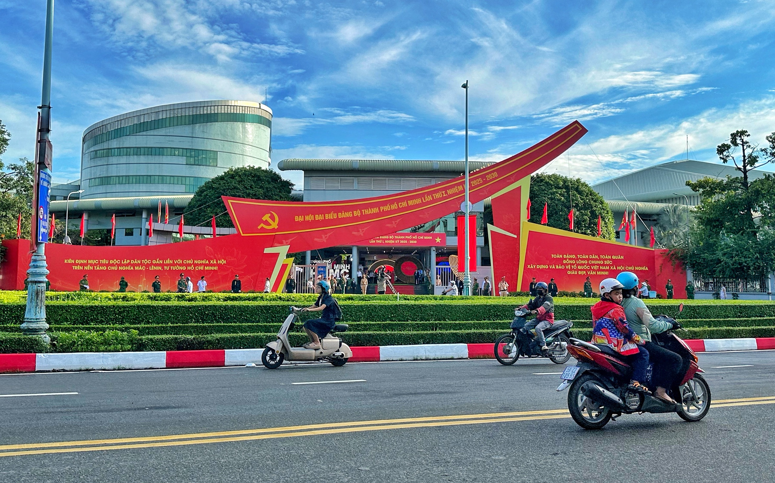 Ngắm đường phố TP . HCM rực rỡ cờ hoa chào mừng Đại hội đại biểu Đảng bộ lần thứ I - Ảnh 6. Ngắm đường phố TP . HCM rực rỡ cờ hoa chào mừng Đại hội đại biểu Đảng bộ lần thứ I - Ảnh 6.