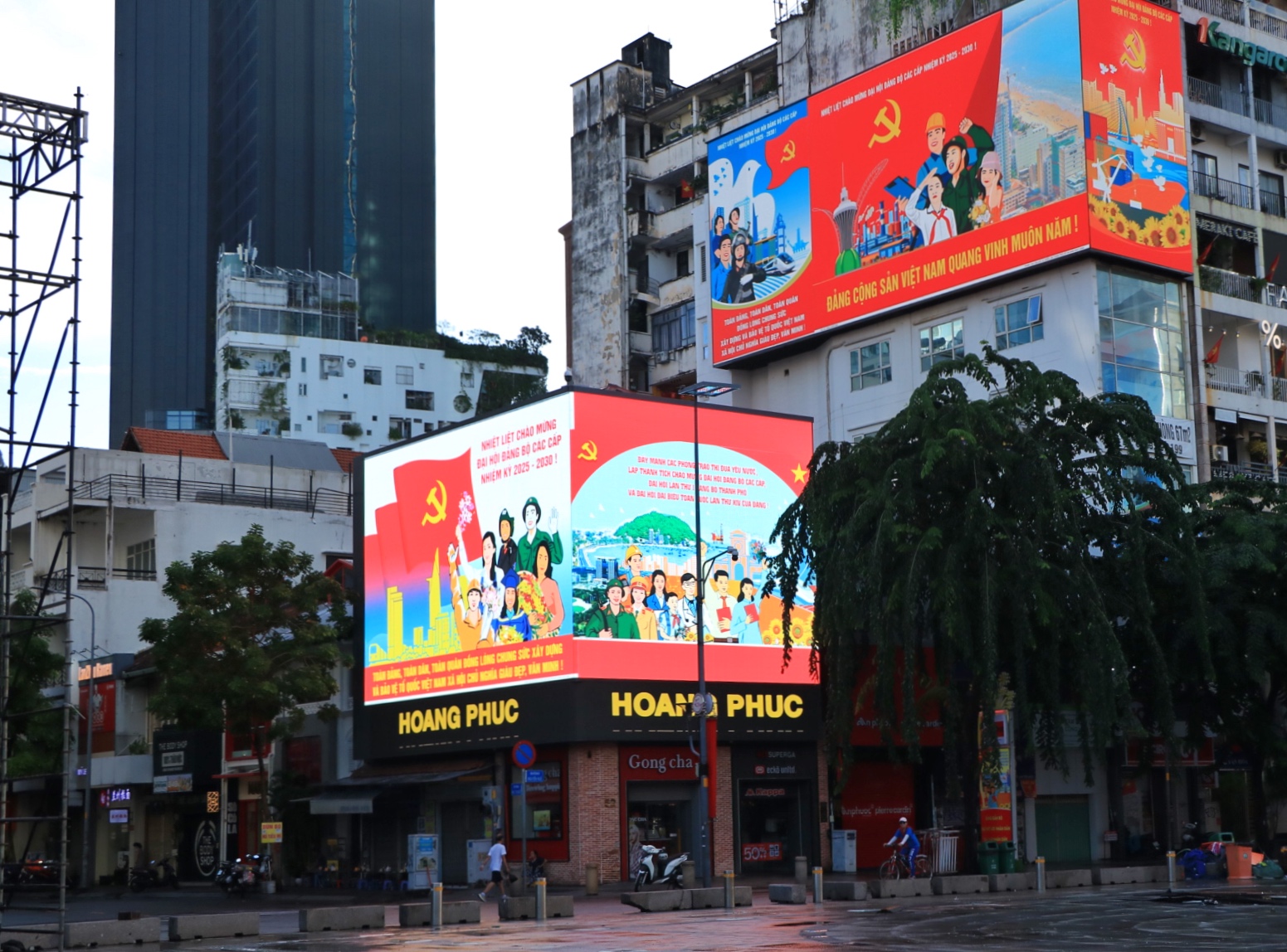 Ngắm đường phố TP . HCM rực rỡ cờ hoa chào mừng Đại hội đại biểu Đảng bộ lần thứ I - Ảnh 2. Ngắm đường phố TP . HCM rực rỡ cờ hoa chào mừng Đại hội đại biểu Đảng bộ lần thứ I - Ảnh 2.