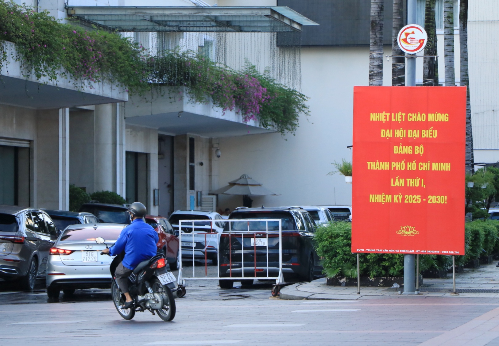 Ngắm đường phố TP . HCM rực rỡ cờ hoa chào mừng Đại hội đại biểu Đảng bộ lần thứ I - Ảnh 8. Ngắm đường phố TP . HCM rực rỡ cờ hoa chào mừng Đại hội đại biểu Đảng bộ lần thứ I - Ảnh 8.
