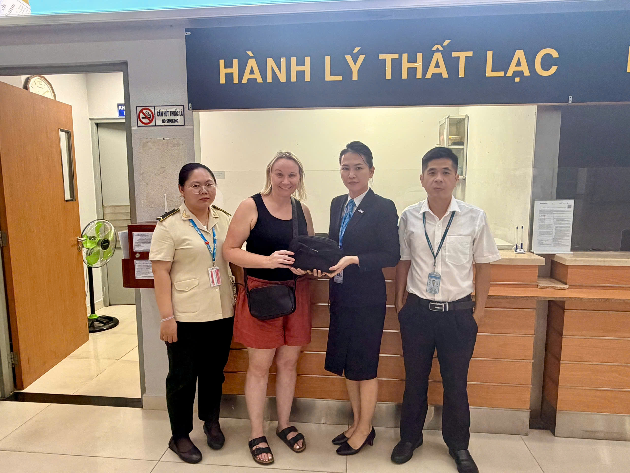Phú Quốc: Nhân viên sân bay trả lại hơn 2.300 đô la Úc cho khách bỏ quên - Ảnh 1.