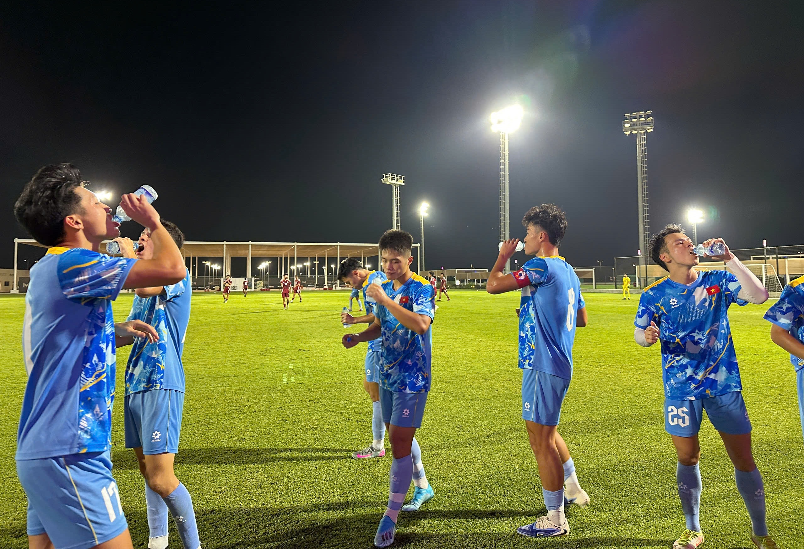 U.23 វៀតណាម ត្រលប់មកផ្ទះវិញបន្ទាប់ពីទទួលបានលទ្ធផលសំខាន់ពីរប្រកួតជាមួយកាតា - រូបថត ១. U.23 Việt Nam về nước sau thu hoạch quan trọng từ 2 trận đấu với Qatar- Ảnh 1.