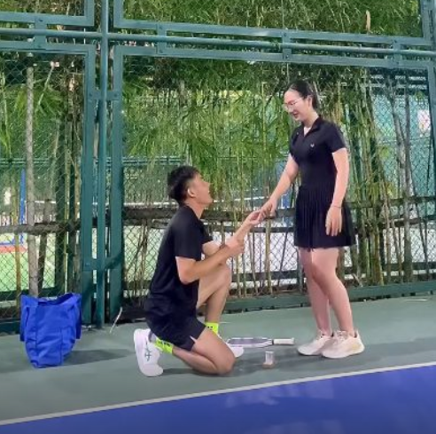 Huấn luyện viên cầu hôn học viên trên sân pickleball gây sốt mạng xã hội - Ảnh 1.