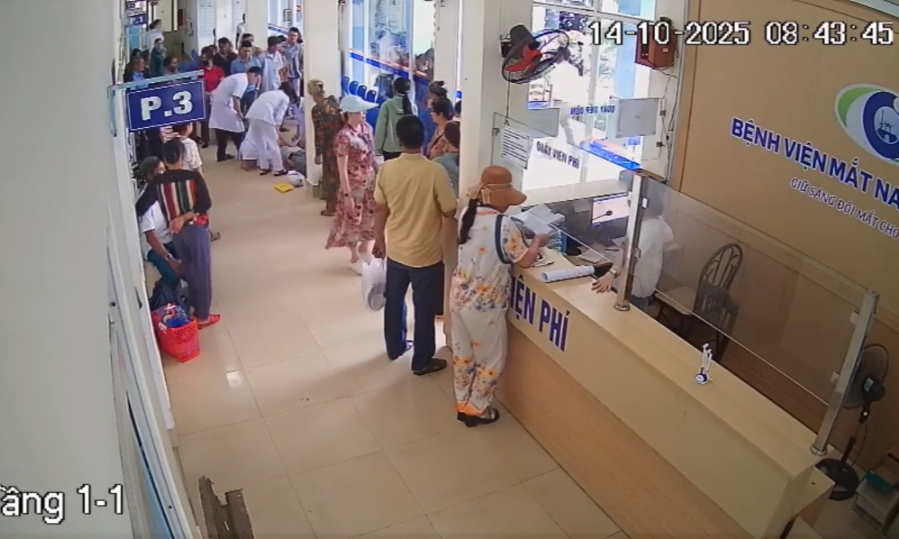 Cứu Cụ Ông 72 Tuổi Bất Ngờ Ngừng Tim Tại Sảnh Bệnh Viện- Ảnh 2. Cứu Cụ Ông 72 Tuổi Bất Ngờ Ngừng Tim Tại Sảnh Bệnh Viện- Ảnh 2.