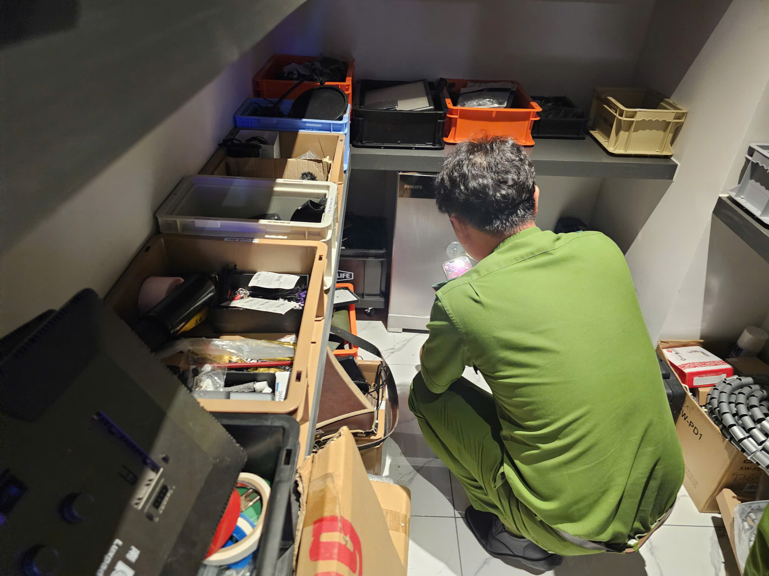 Khám xét nhà Ngân 98, mở két sắt thu giữ 80 sổ đỏ, hơn 8.000 USD - Ảnh 1.