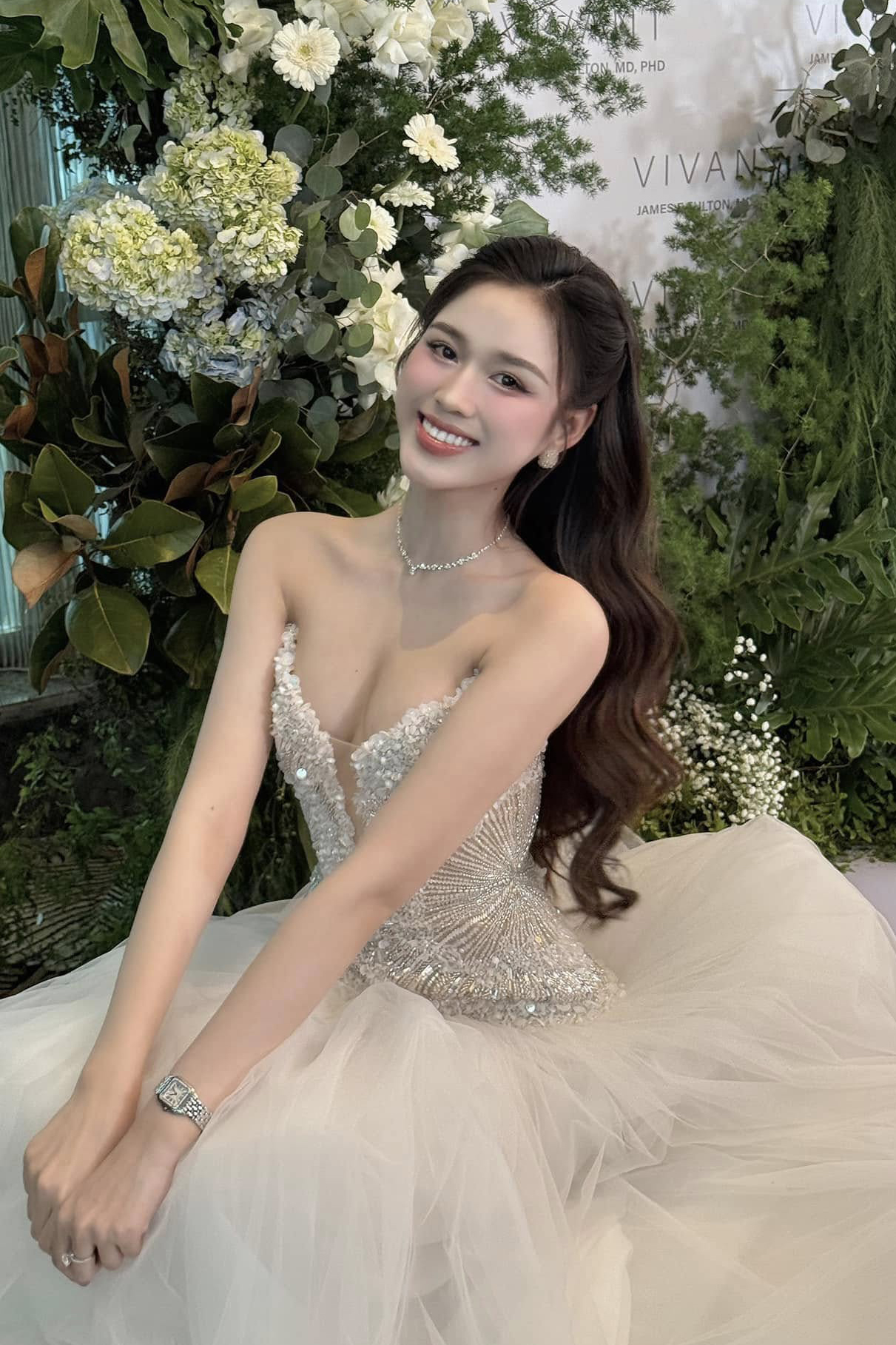 Hoa hậu Đỗ Thị Hà sắp 'lên xe hoa' với bạn trai thiếu gia - Ảnh 1. Hoa hậu Đỗ Thị Hà sắp 'lên xe hoa' với bạn trai thiếu gia - Ảnh 1.