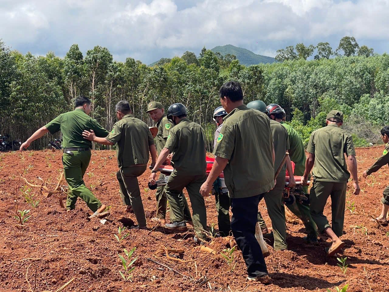 Rơi xuống giếng hoang rồi mắc kẹt 1 ngày, người đàn ông được cứu sống - Ảnh 2.
