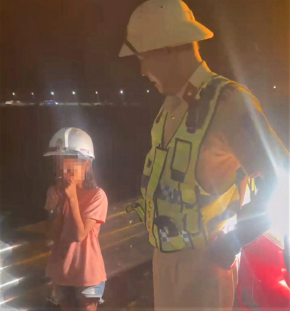 Bé gái 10 tuổi mồ côi ra bệnh viện thăm bà rồi đi lạc lên cao tốc - Ảnh 1.