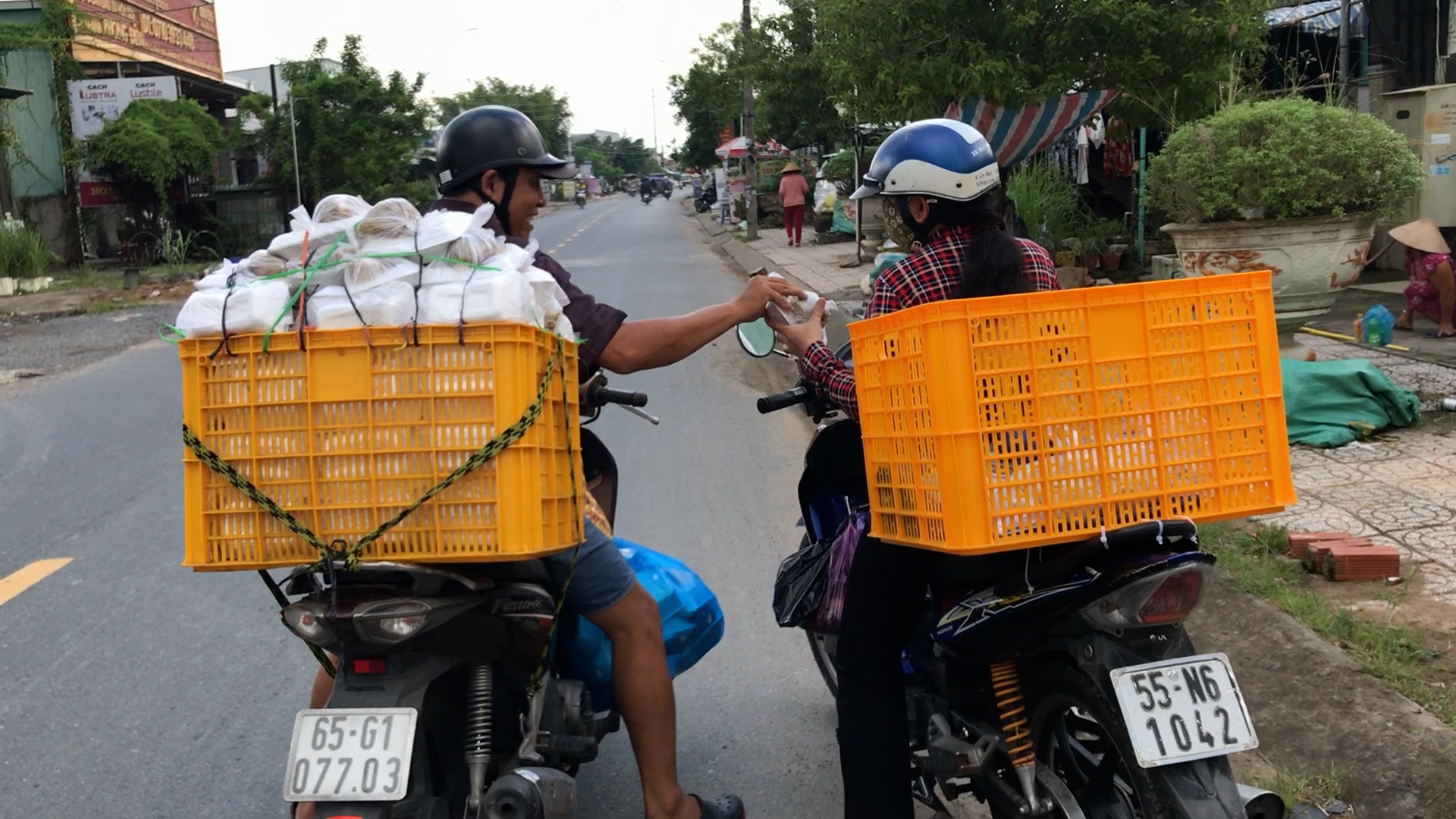 U.60 miền T&acirc;y l&agrave;m &lsquo;shipper&rsquo; từ thiện: C&aacute;ch trao cơm chay l&agrave;m ai cũng mến - Ảnh 2.