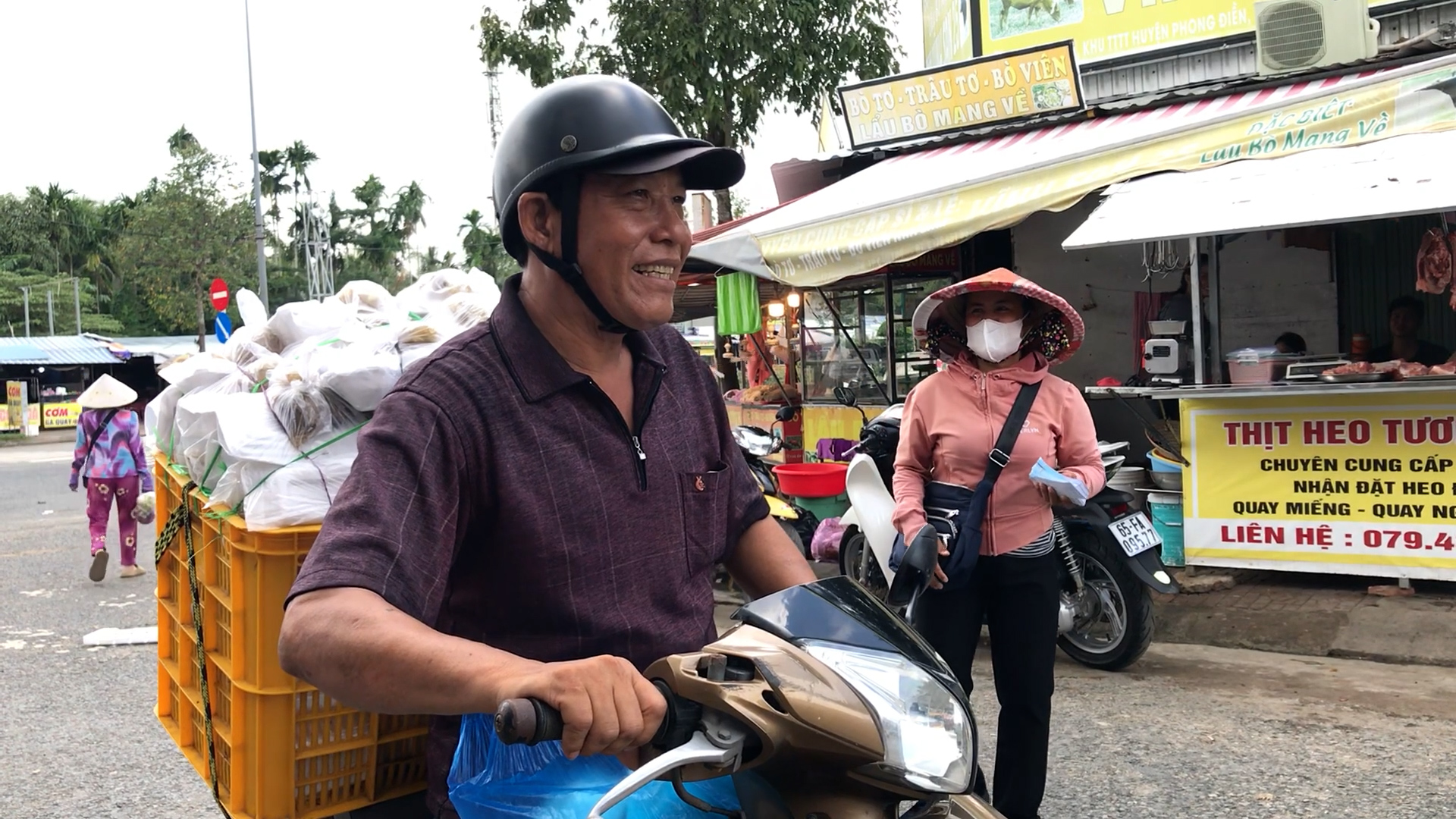 U.60 miền T&acirc;y l&agrave;m &lsquo;shipper&rsquo; từ thiện: C&aacute;ch trao cơm chay l&agrave;m ai cũng mến - Ảnh 1.