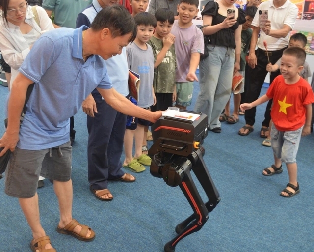 Robot Trung Quốc gắn logo ĐH Bách khoa Hà Nội: Nhà trường nói 'vô tình vi phạm' - Ảnh 1.