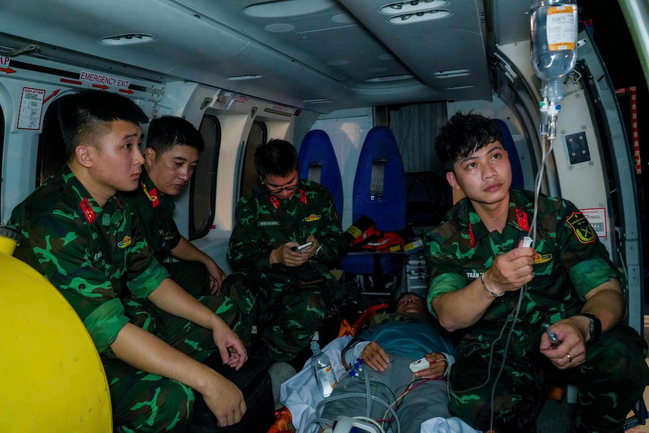 Trực thăng xuy&ecirc;n đ&ecirc;m cứu người l&iacute;nh bị nhồi m&aacute;u cơ tim ở đảo Thuyền Ch&agrave;i- Ảnh 1.