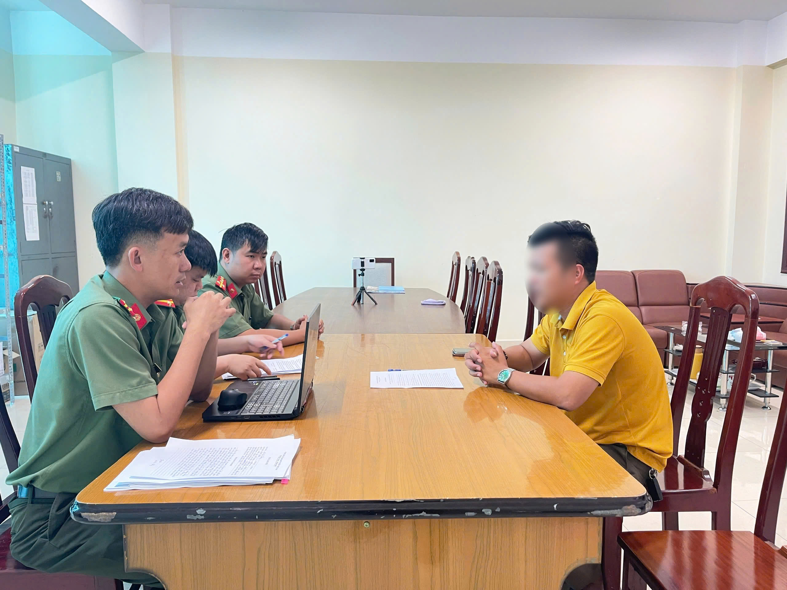 Xử lý 4 người đăng tải clip sai sự thật về an ninh sân bay Liên Khương - Ảnh 1.