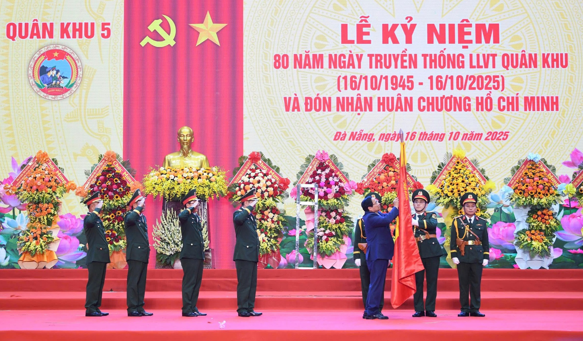 Thủ tướng Phạm Minh Chính: 'Vũ khí hiện đại đến đâu, con người vẫn là yếu tố quyết định thắng lợi'- Ảnh 6. Thủ tướng Phạm Minh Chính: 'Vũ khí hiện đại đến đâu, con người vẫn là yếu tố quyết định thắng lợi'- Ảnh 6.
