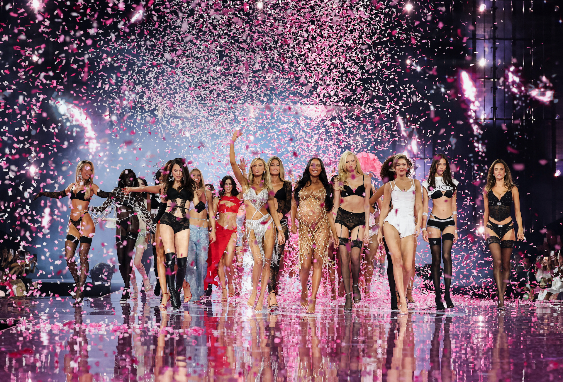 Jasmine Tookes khoe bụng bầu, Gigi Hadid, Alessandra Ambrosio… bốc lửa ở show Victoria's Secret 2025- Ảnh 1. Jasmine Tookes khoe bụng bầu, Gigi Hadid, Alessandra Ambrosio… bốc lửa ở show Victoria's Secret 2025- Ảnh 1.