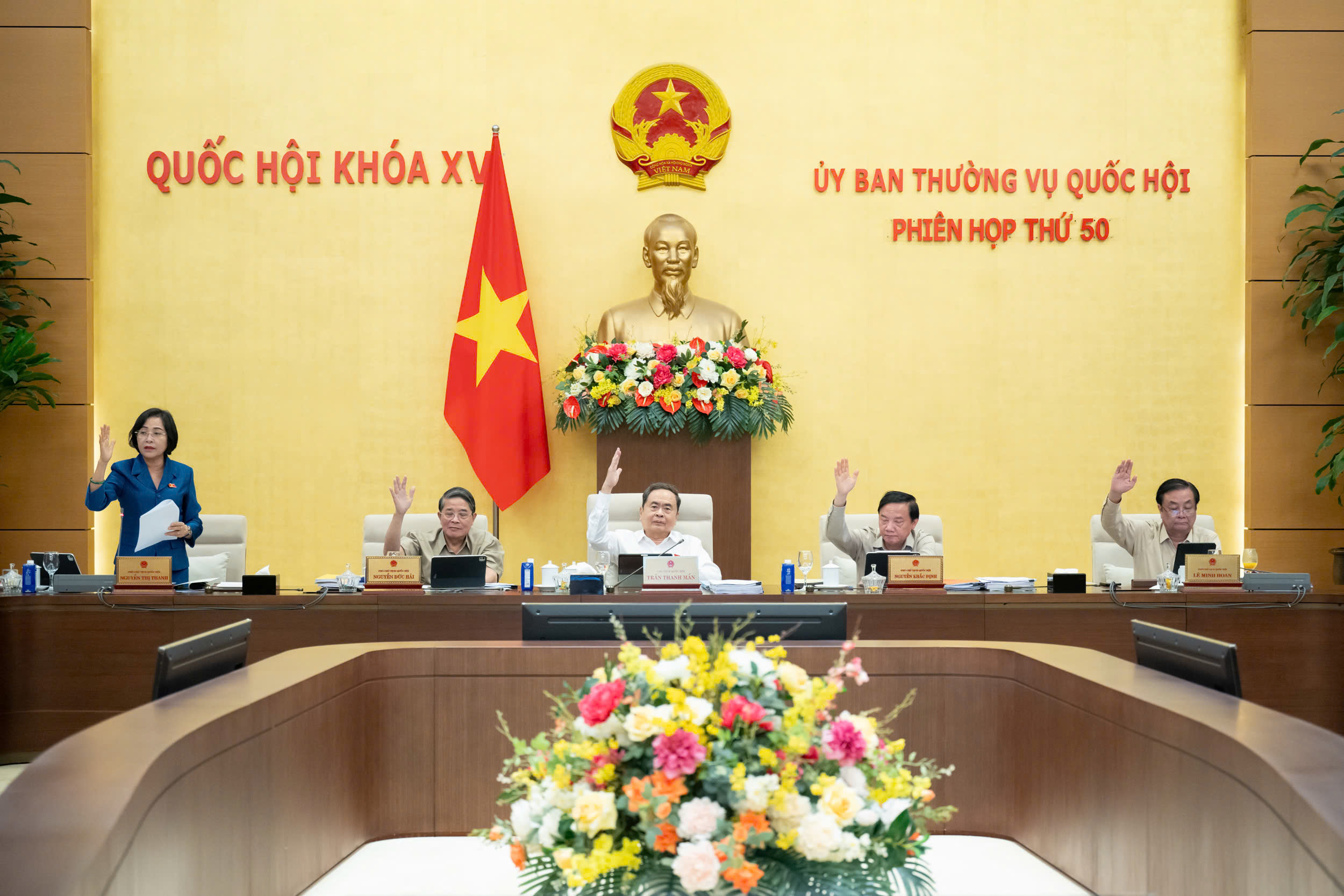 Bộ trưởng Nội vụ: Mỗi xã hiện nay có khoảng 30,5 chức danh lãnh đạo - Ảnh 2.