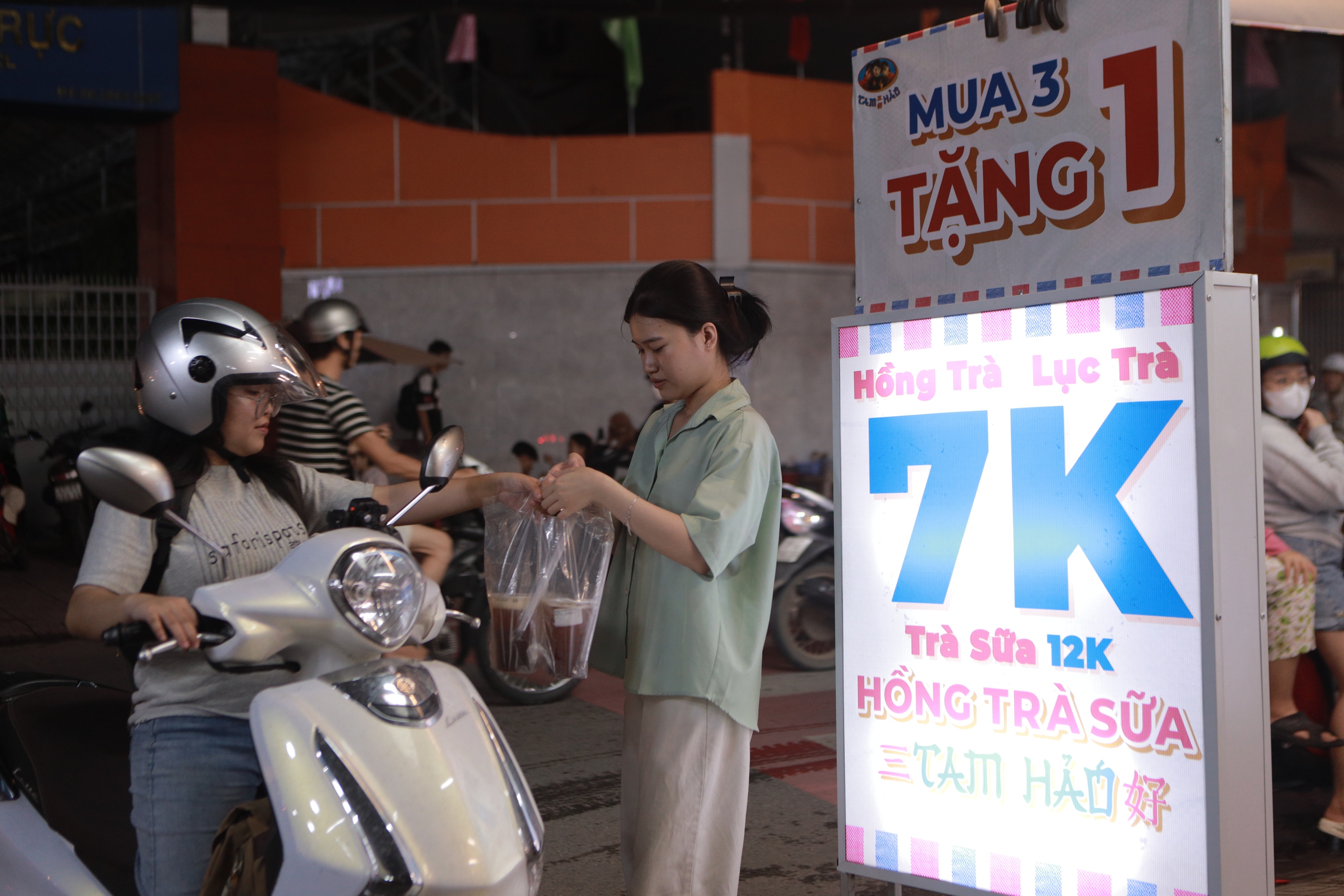 TP.HCM với 'cơn sốt' trà sữa 7.000 đồng, lẩu 69.000 đồng: Giật mình vì siêu rẻ?- Ảnh 2. TP.HCM với 'cơn sốt' trà sữa 7.000 đồng, lẩu 69.000 đồng: Giật mình vì siêu rẻ?- Ảnh 2.