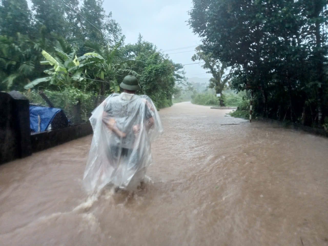 Nước đầu nguồn Bạch Mã cuồn cuộn đổ về gây ngập úng nhiều khu vực tại Huế - Ảnh 2. Nước đầu nguồn Bạch Mã cuồn cuộn đổ về gây ngập úng nhiều khu vực tại Huế - Ảnh 2.
