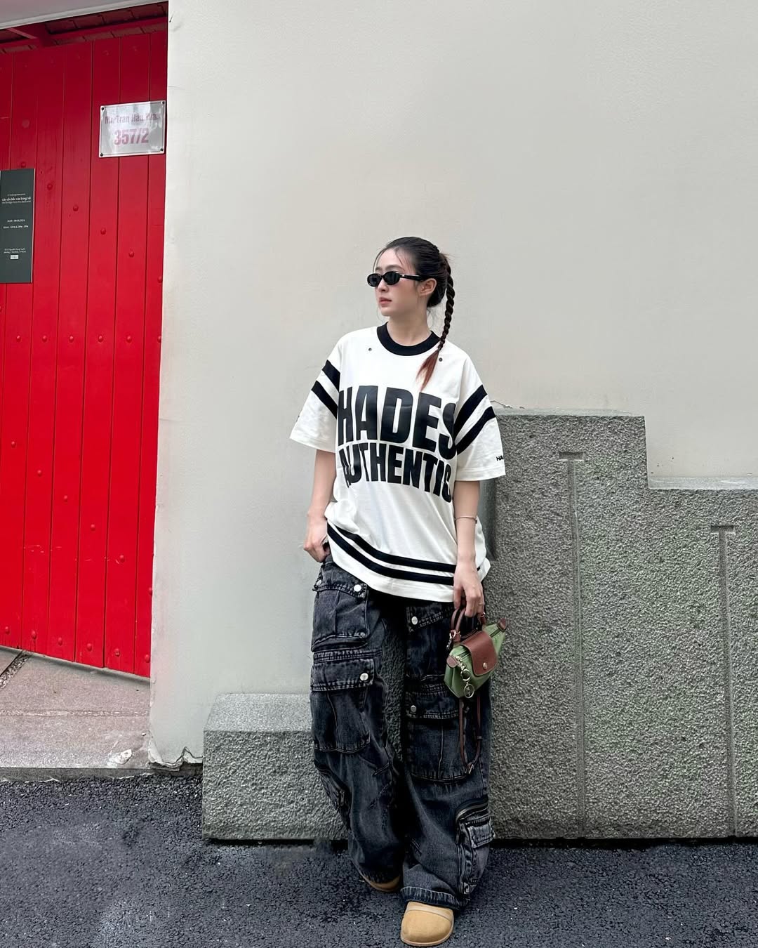 áo thun oversized, quần cargo, style streetwear, aesthetic heritage, background kiến trúc truyền thống, bộ sưu tập Earth