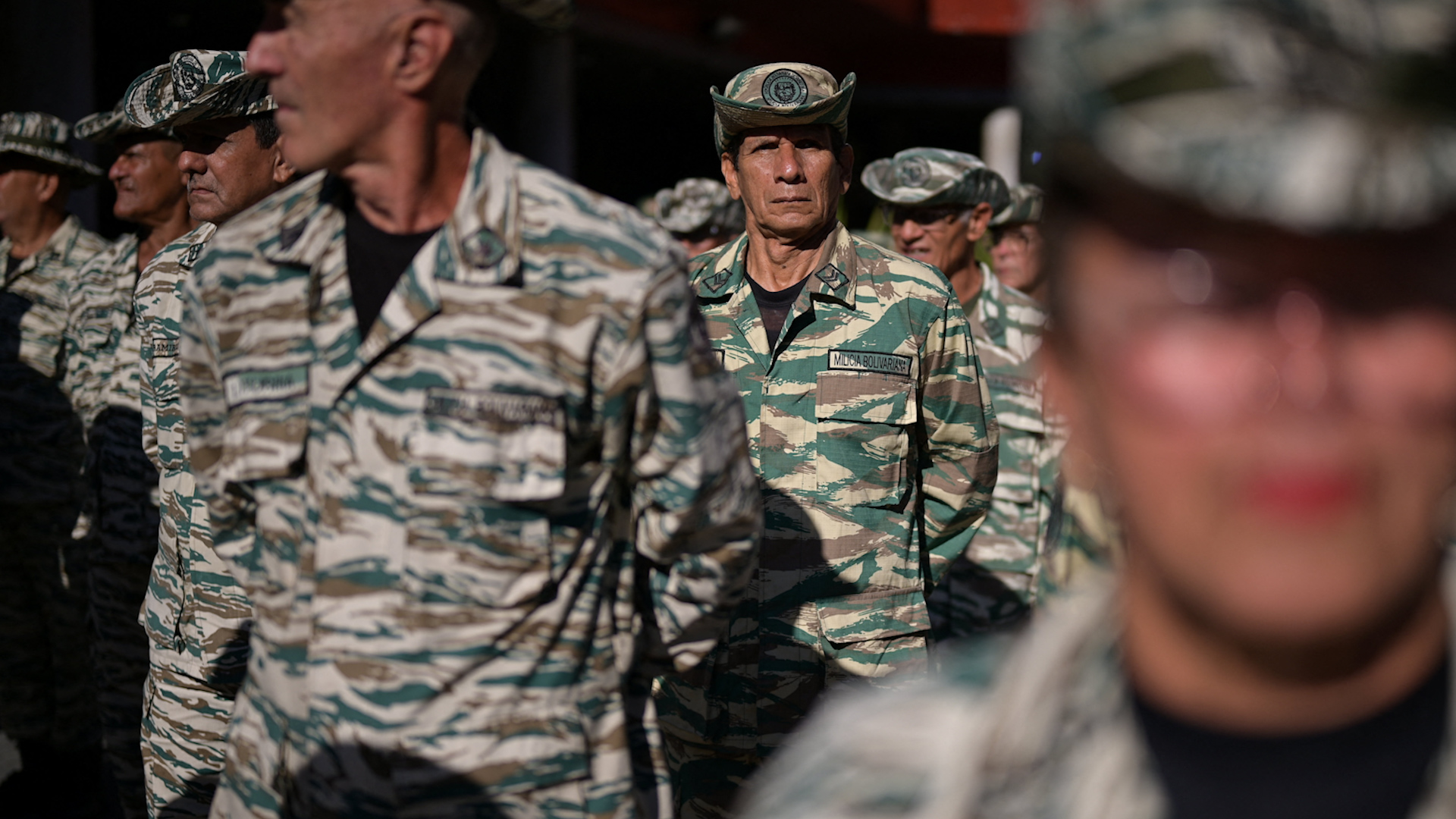 B-52 quần thảo, CIA hoạt động ngầm, ông…
