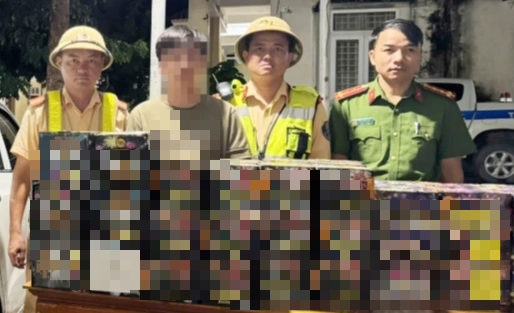 Bắt 2 vụ vận chuyển hàng cấm, thu giữ 1 tạ pháo, 6.000 viên ma túy - Ảnh 1.