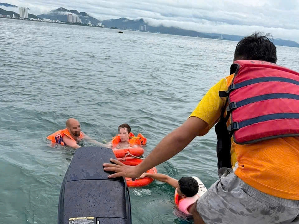 Cứu du khách nước ngoài bị đuối nước khi tắm biển Nha Trang- Ảnh 1. Cứu du khách nước ngoài bị đuối nước khi tắm biển Nha Trang- Ảnh 1.