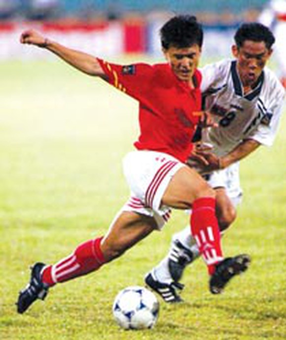 Đại chiến 'nảy lửa' cựu Quả b&oacute;ng v&agrave;ng Việt Nam tr&ecirc;n s&acirc;n Trường ĐH Đồng Th&aacute;p- Ảnh 2.