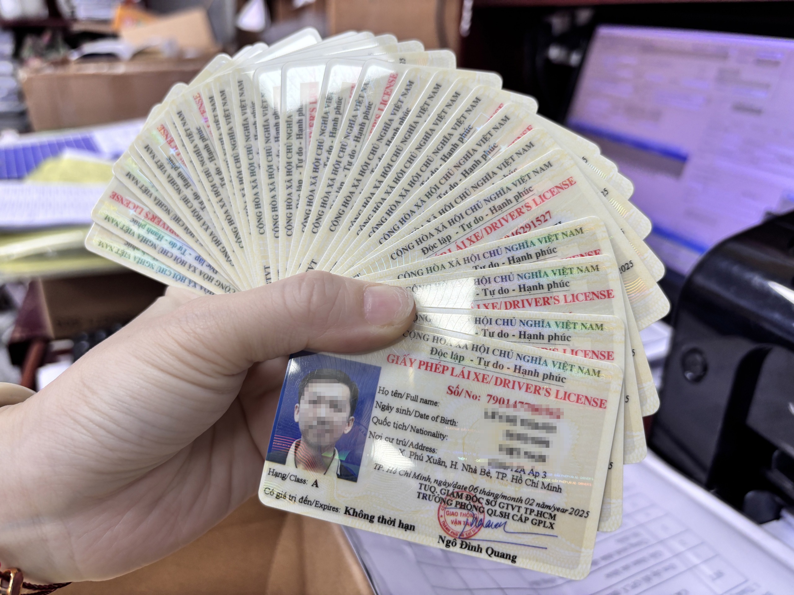 CSGT nói 6 lý do cần đổi bằng lái xe giấy sang thẻ nhựa PET - Ảnh 2.