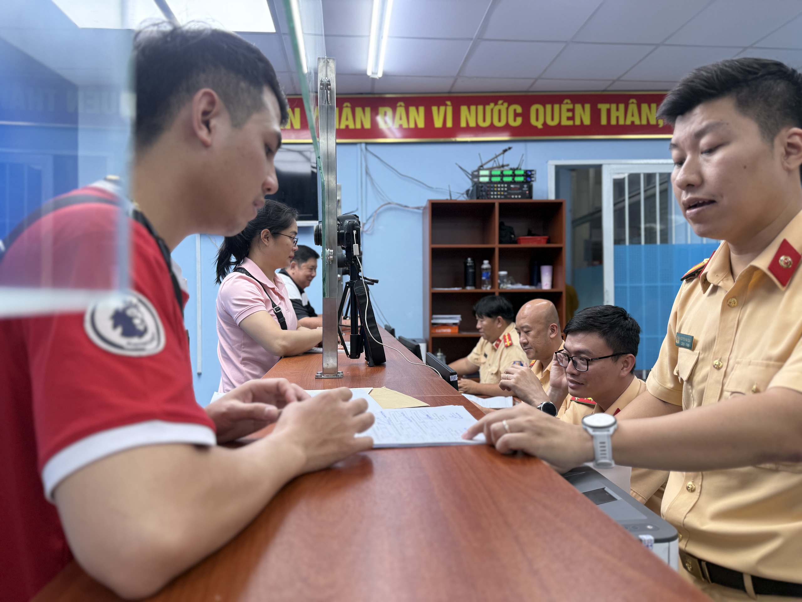 CSGT nói 6 lý do cần đổi bằng lái xe giấy sang thẻ nhựa PET - Ảnh 1.