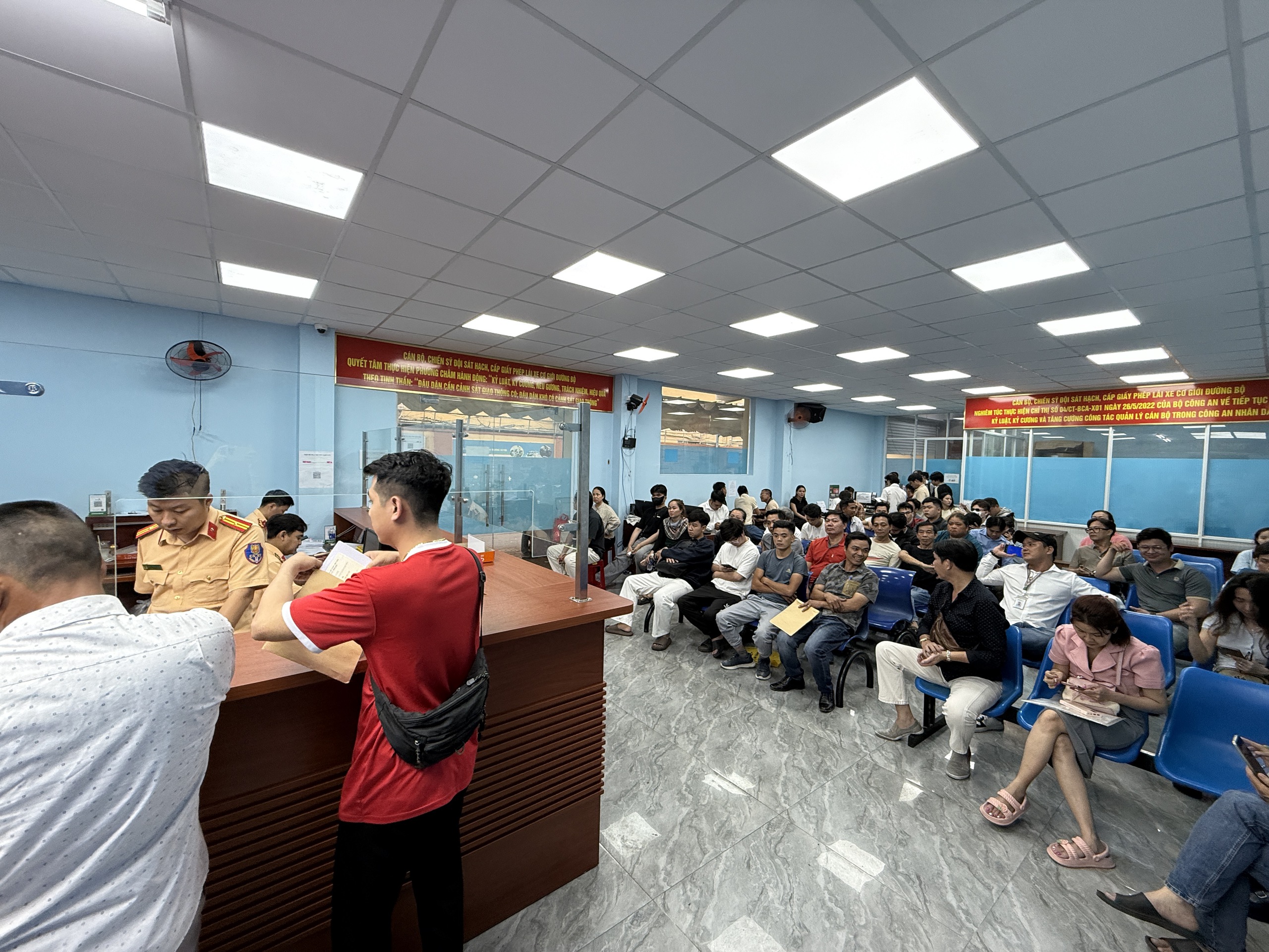 CSGT nói 6 lý do cần đổi bằng lái xe giấy sang thẻ nhựa PET - Ảnh 4.