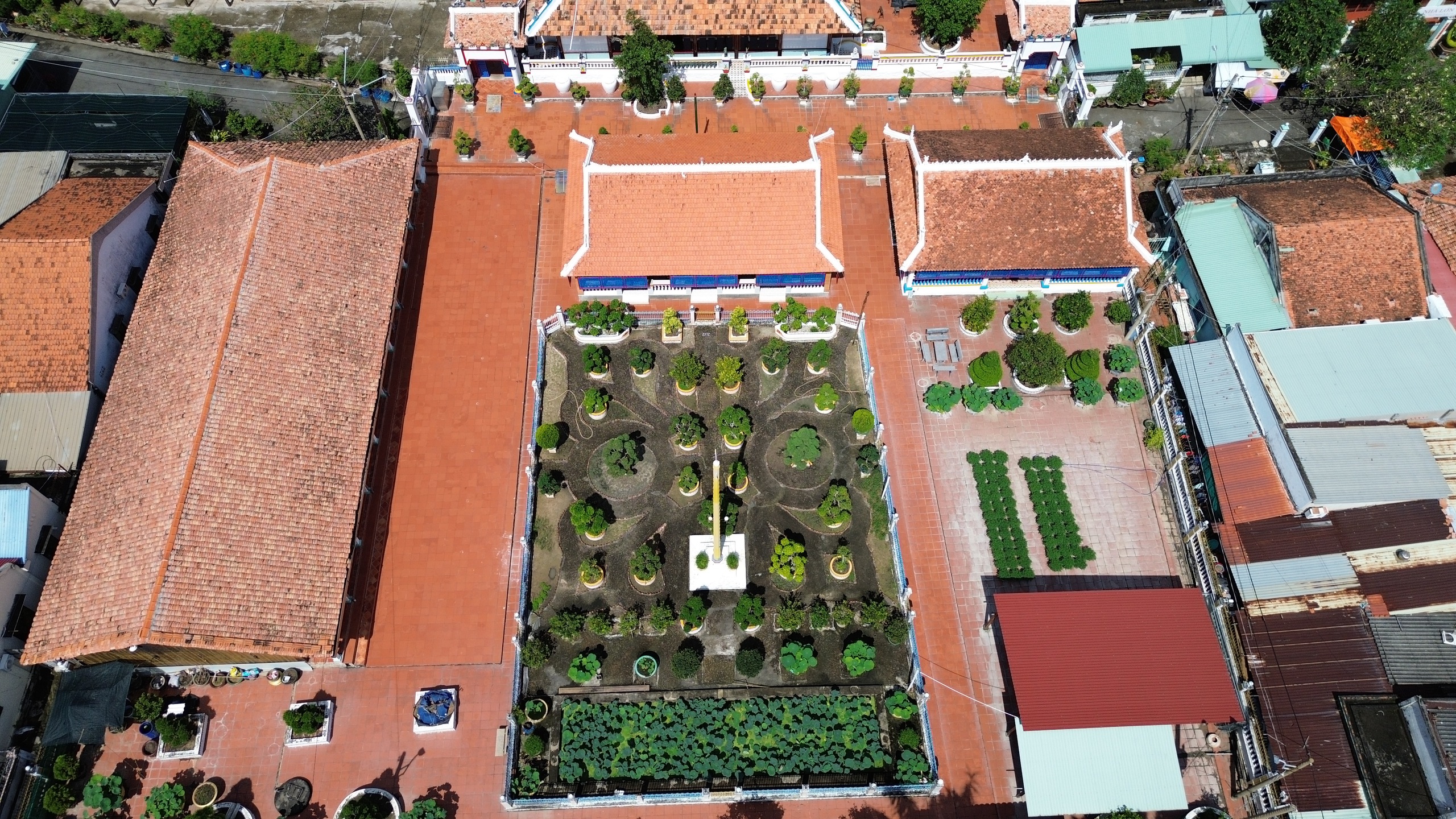 Nh&agrave; lớn Long Sơn c&oacute; c&acirc;y me trăm tuổi ở đ&acirc;u, lồng liệt c&oacute; g&igrave; lạ? - Ảnh 3.