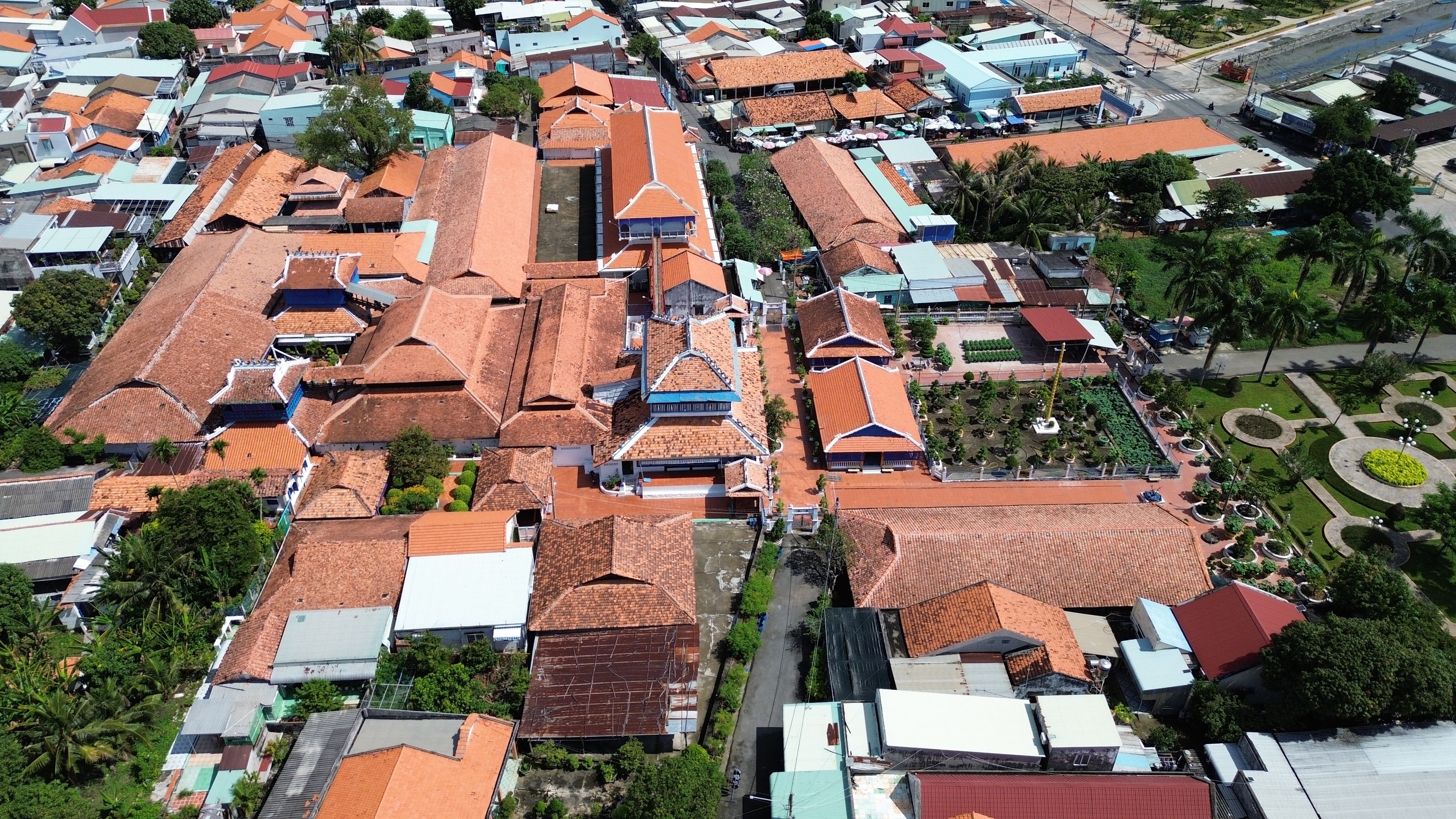 Nh&agrave; lớn Long Sơn c&oacute; c&acirc;y me trăm tuổi ở đ&acirc;u, lồng liệt c&oacute; g&igrave; lạ? - Ảnh 2.