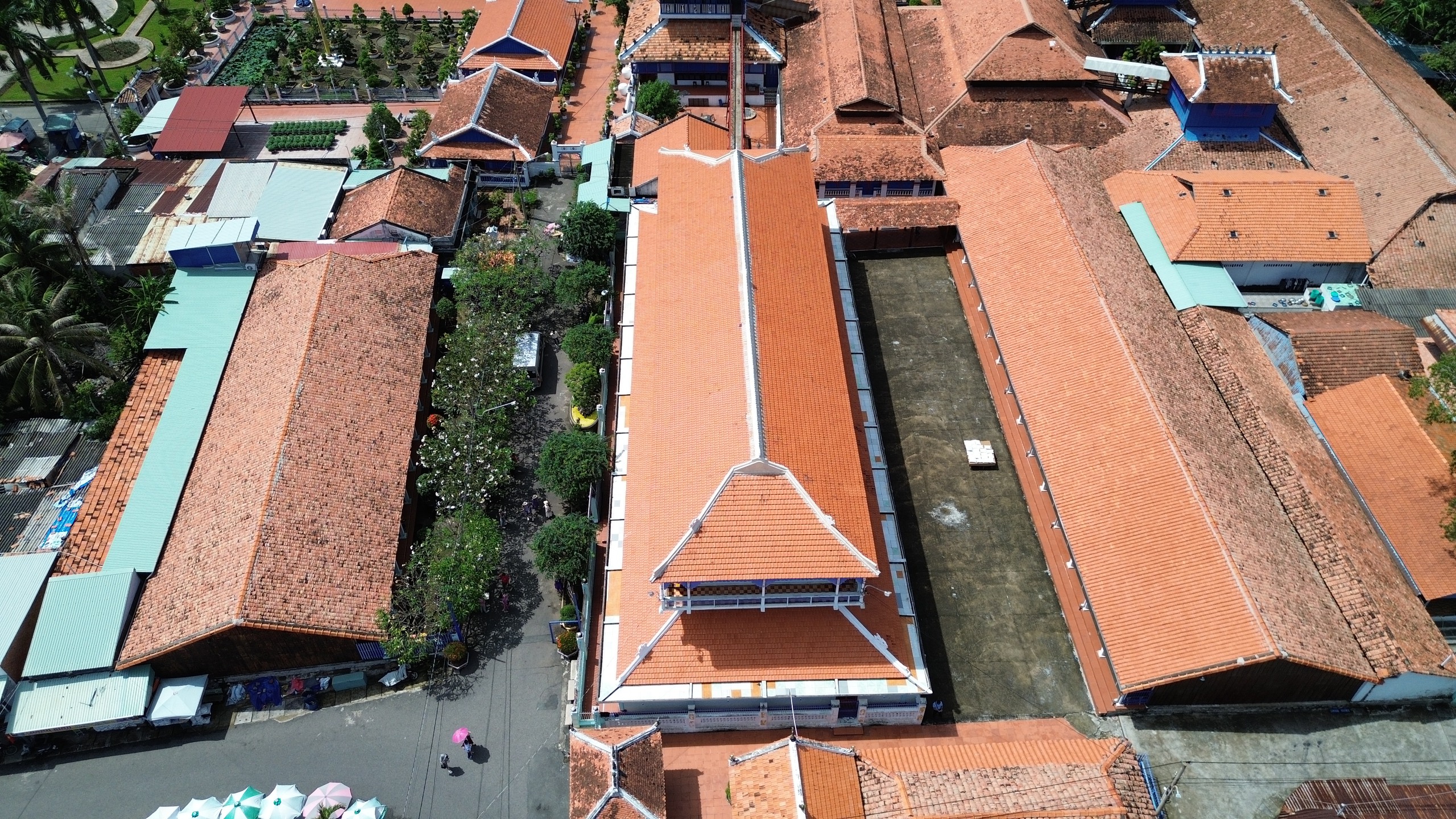 Nh&agrave; lớn Long Sơn c&oacute; c&acirc;y me trăm tuổi ở đ&acirc;u, lồng liệt c&oacute; g&igrave; lạ? - Ảnh 4.