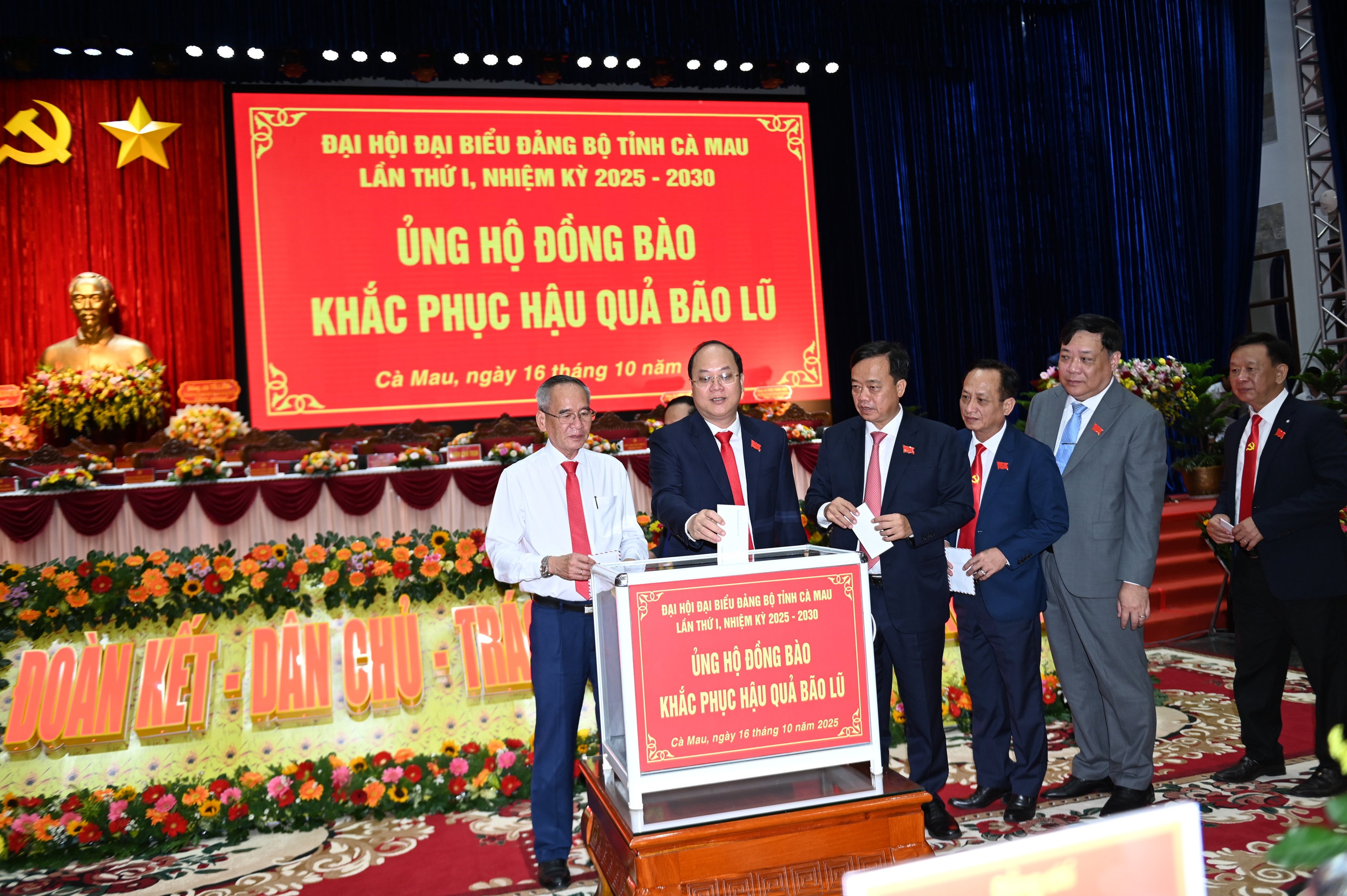 - Ảnh 1. Đại biểu dự Đại hội Đảng bộ tỉnh Cà Mau giúp đồng bào bị ảnh hưởng bão - Ảnh 1.