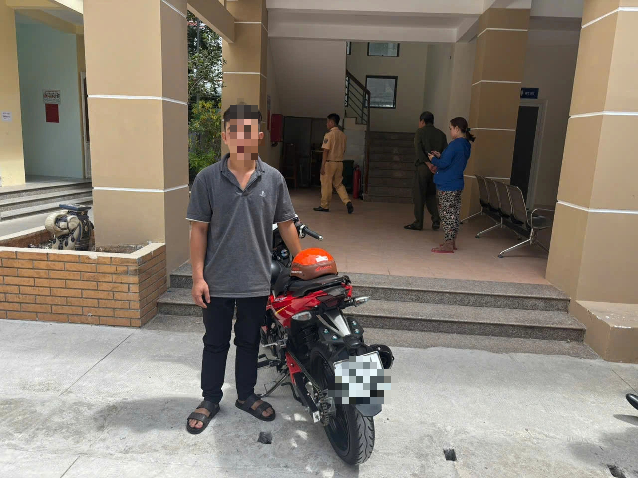 Đội CSGT Nam Sài Gòn lập biên bản thanh niên bốc đầu xe ở TP.Vũng Tàu cũ- Ảnh 1. Đội CSGT Nam Sài Gòn lập biên bản thanh niên bốc đầu xe ở TP.Vũng Tàu cũ- Ảnh 1.