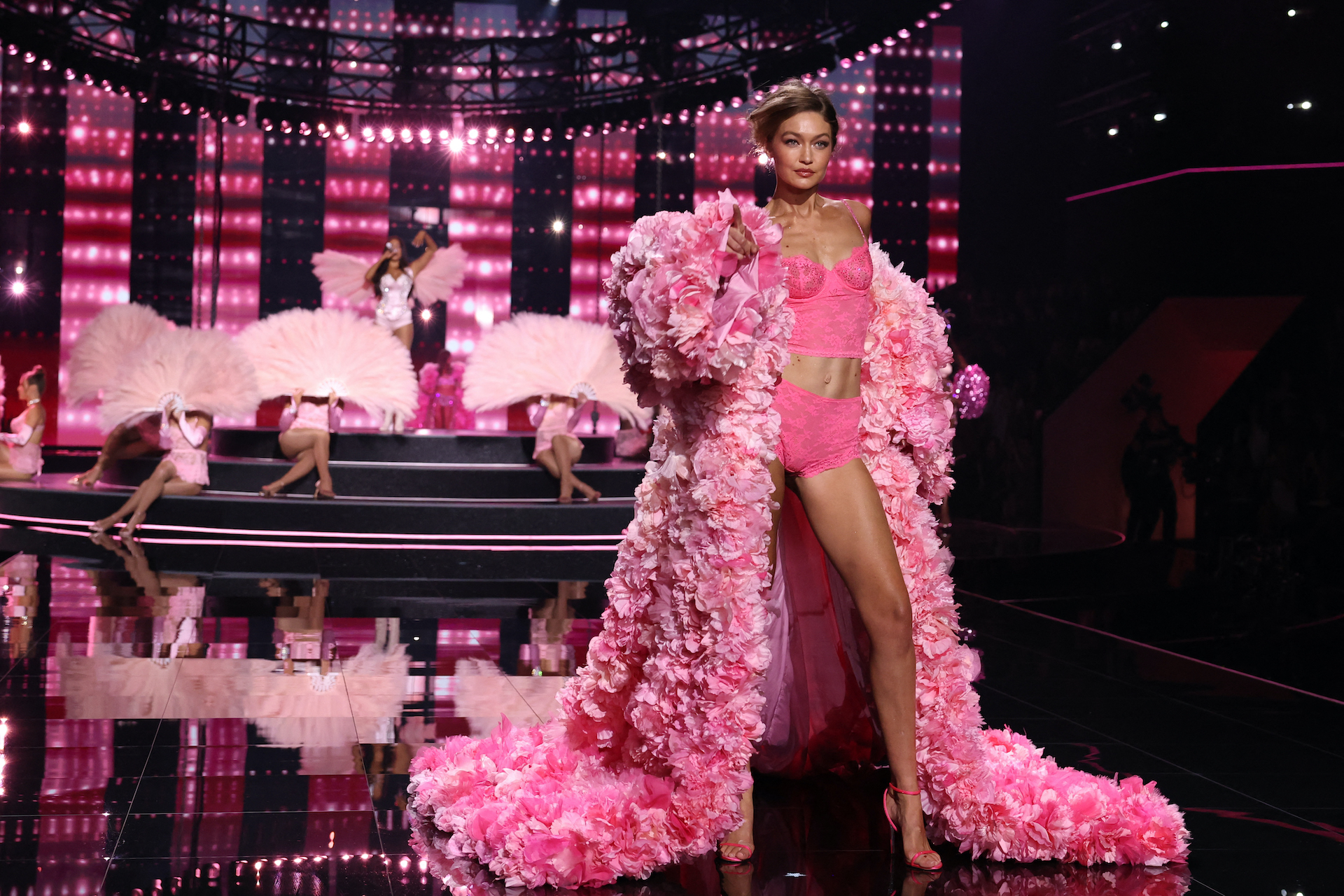 Jasmine Tookes khoe bụng bầu, Gigi Hadid, Alessandra Ambrosio… bốc lửa ở show Victoria's Secret 2025- Ảnh 6. Jasmine Tookes khoe bụng bầu, Gigi Hadid, Alessandra Ambrosio… bốc lửa ở show Victoria's Secret 2025- Ảnh 6.