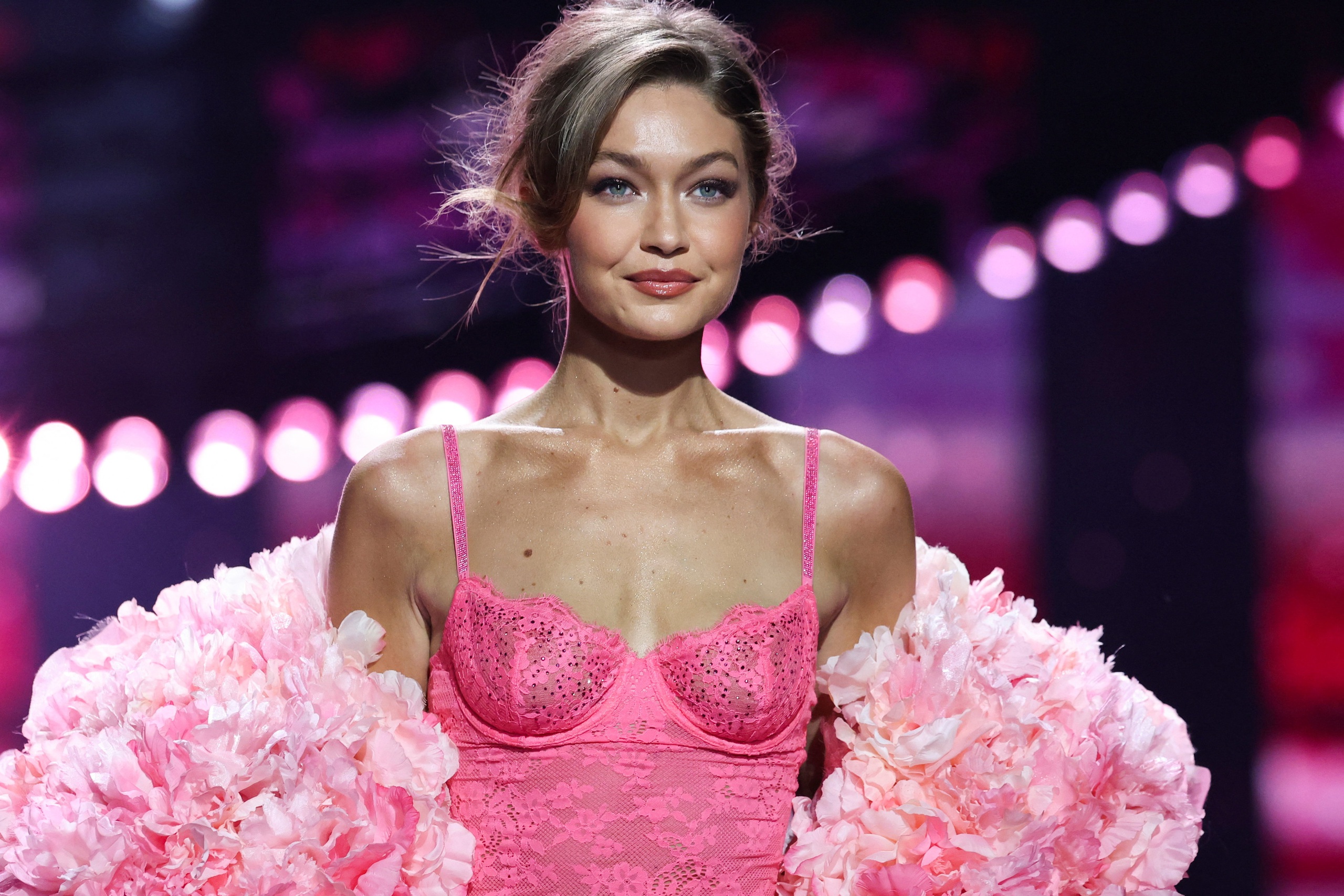 Jasmine Tookes khoe bụng bầu, Gigi Hadid, Alessandra Ambrosio… bốc lửa ở show Victoria's Secret 2025- Ảnh 4. Jasmine Tookes khoe bụng bầu, Gigi Hadid, Alessandra Ambrosio… bốc lửa ở show Victoria's Secret 2025- Ảnh 4.